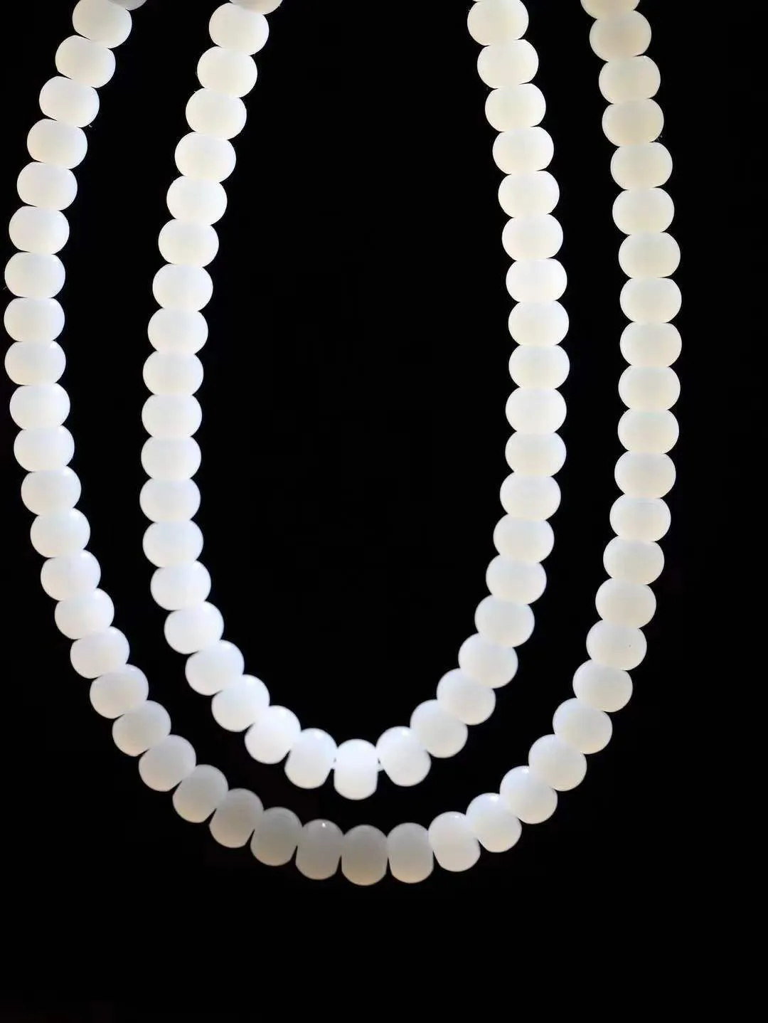 （算盘珠.项链）

精品和田玉白玉算盘珠项链，玉质细腻油润 饱满光滑 质朴无华，悠远简单，人心境界远，百世修炼深，心灵常驻善意持，觉悟人生百世修。重48克   尺寸取一5-7mm   FDA-7725167