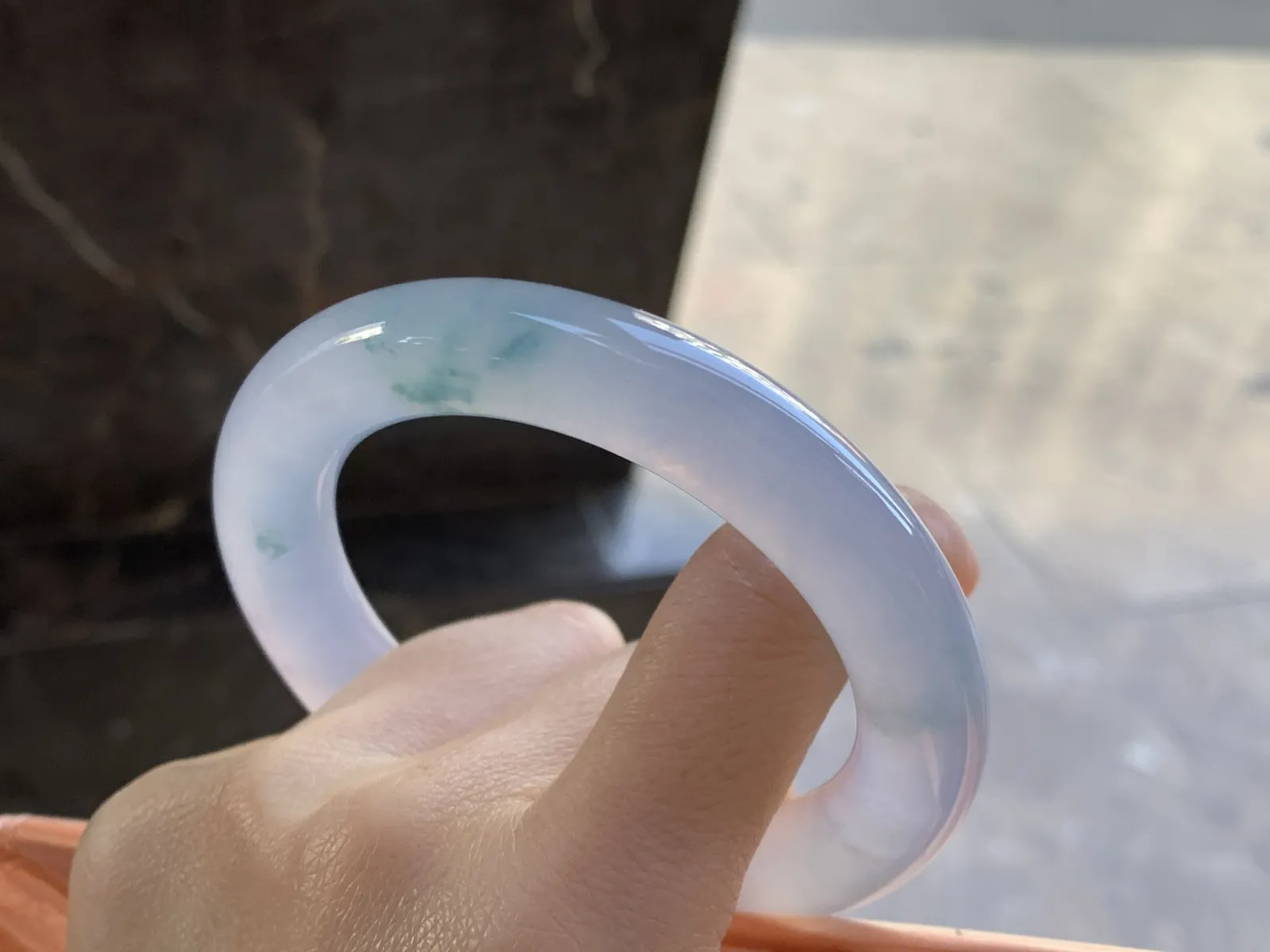 冰味飘花圆条手镯
尺寸：57-11.7-11.8mm
种老肉细 冰味十足