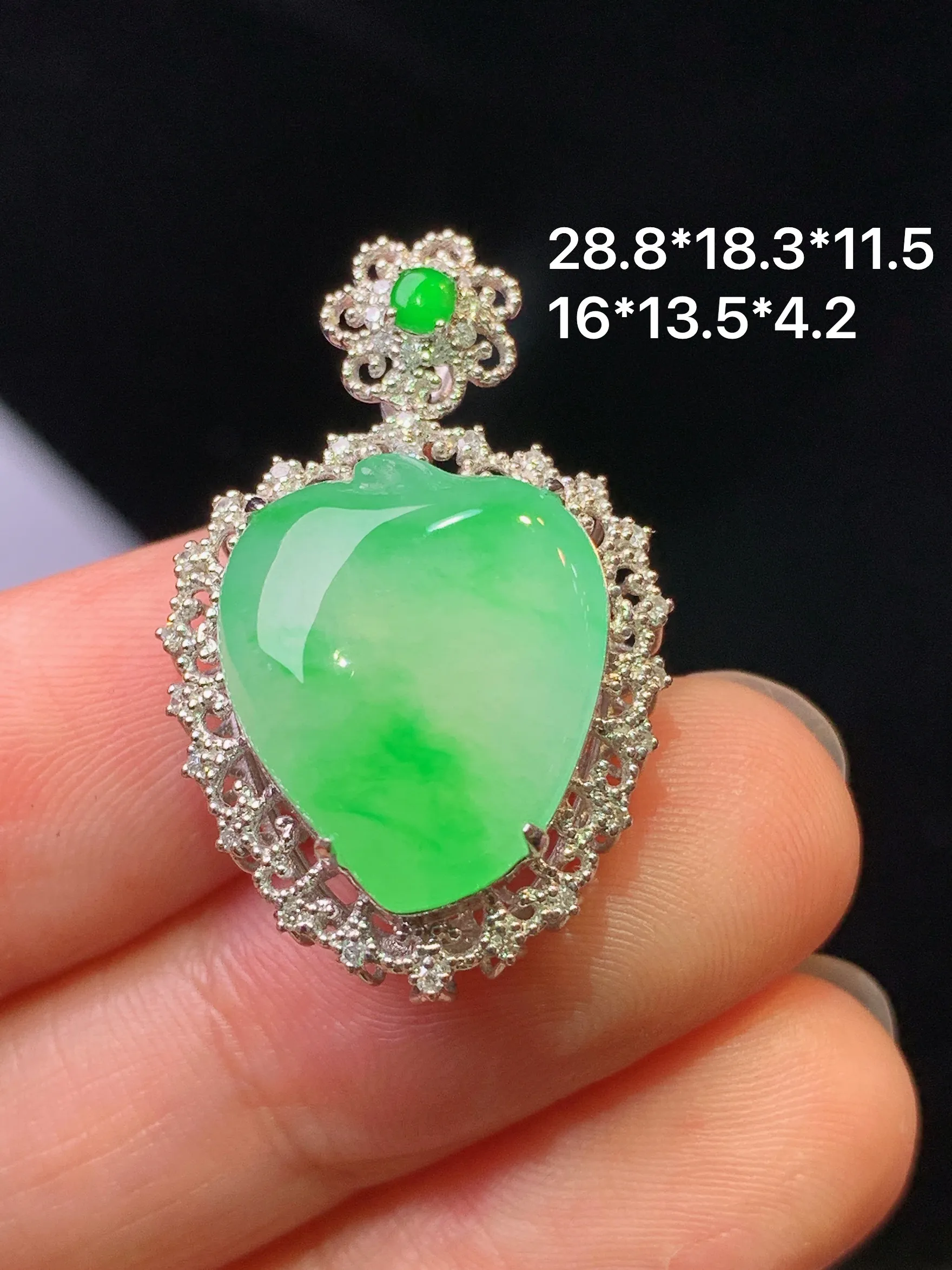 18k金钻镶嵌翠绿福瓜吊坠 玉质细腻 色泽艳丽清新 整体尺寸28.8*18.3*11.5