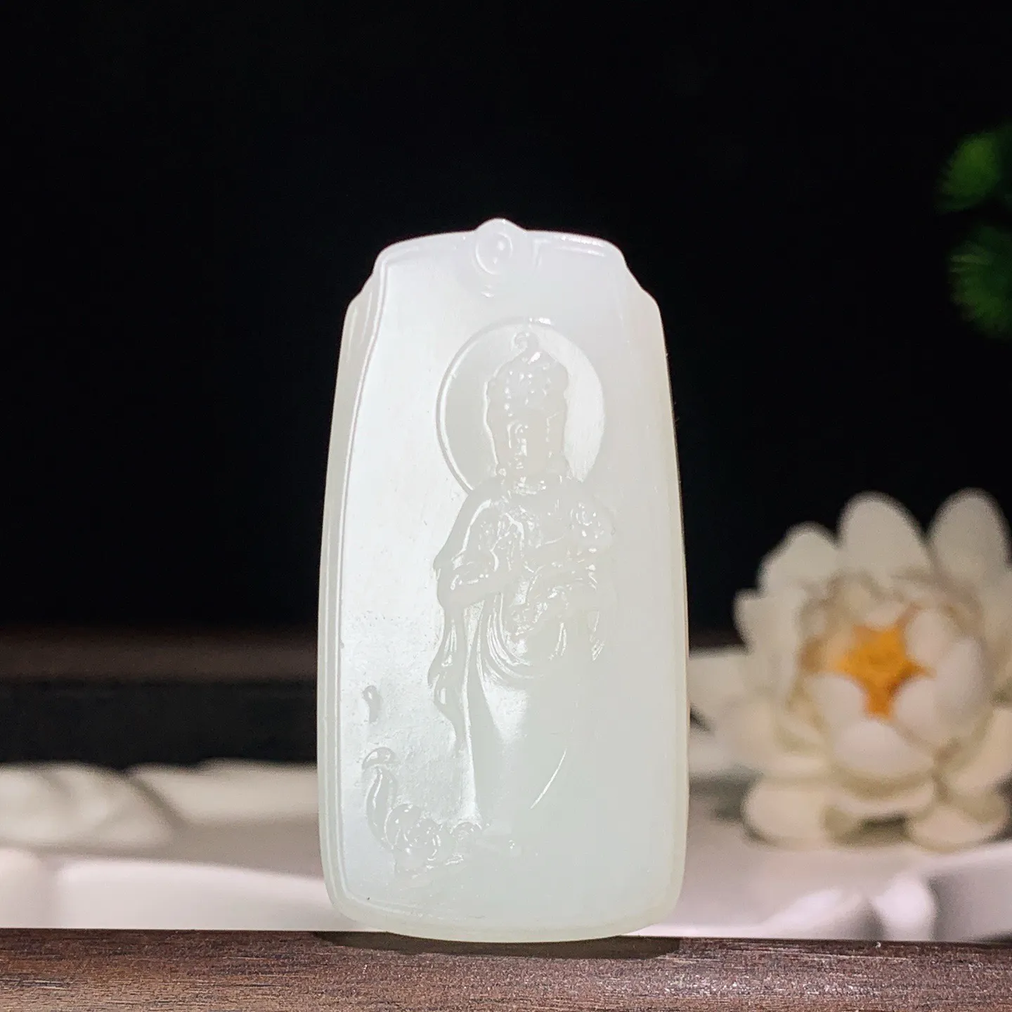 新疆和田玉羊脂白站观音挂件。尺寸54/28/10重35克 玉质细腻油润 底色纯净 脂粉好，品质好。l