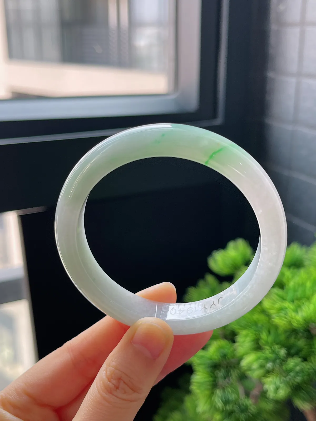 正圈57.9圈口，翡翠冰糯种飘绿手镯