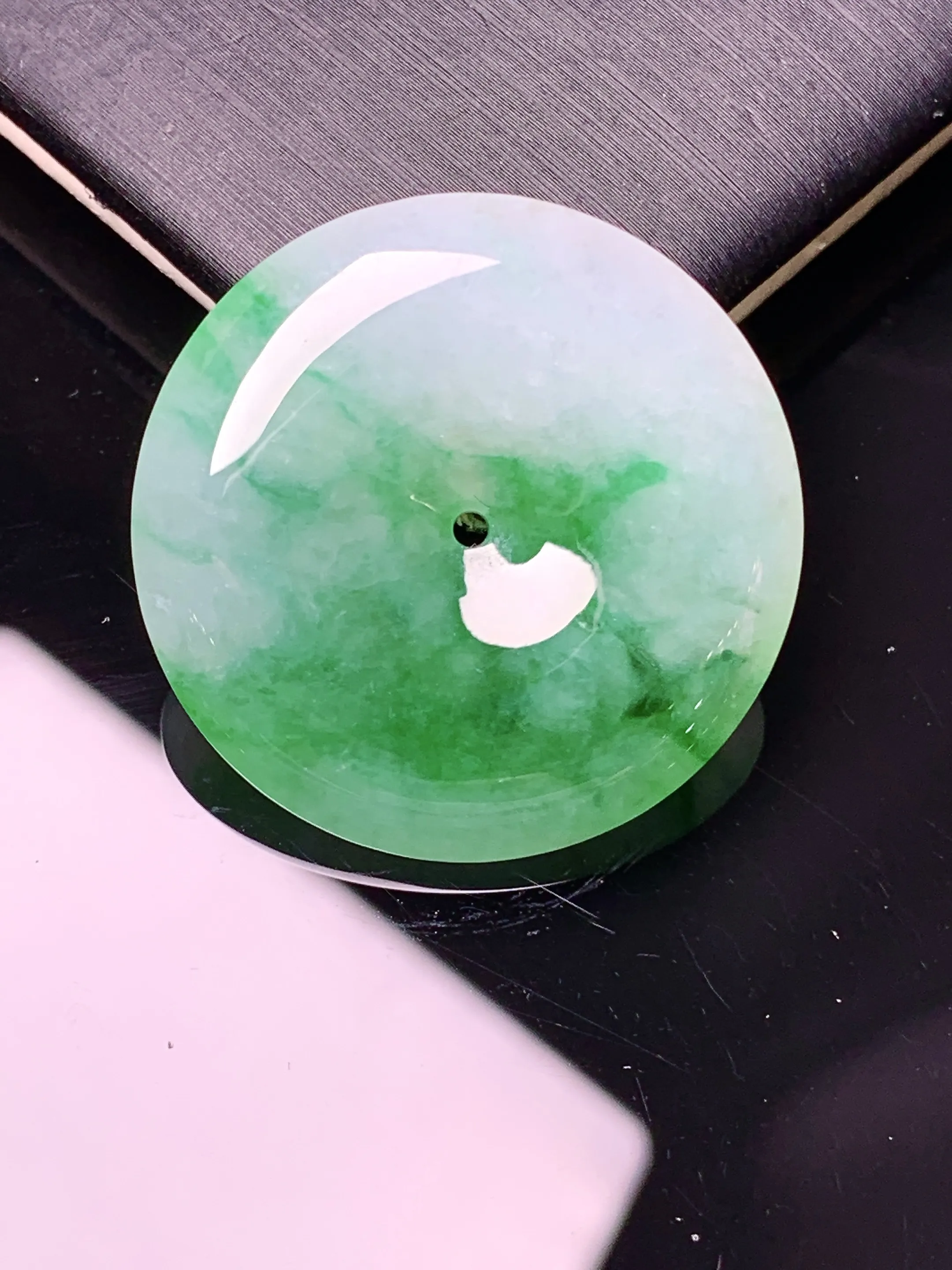 飘绿平安扣吊坠 玉质细腻 色泽清新艳丽 整体尺寸 28.5*6