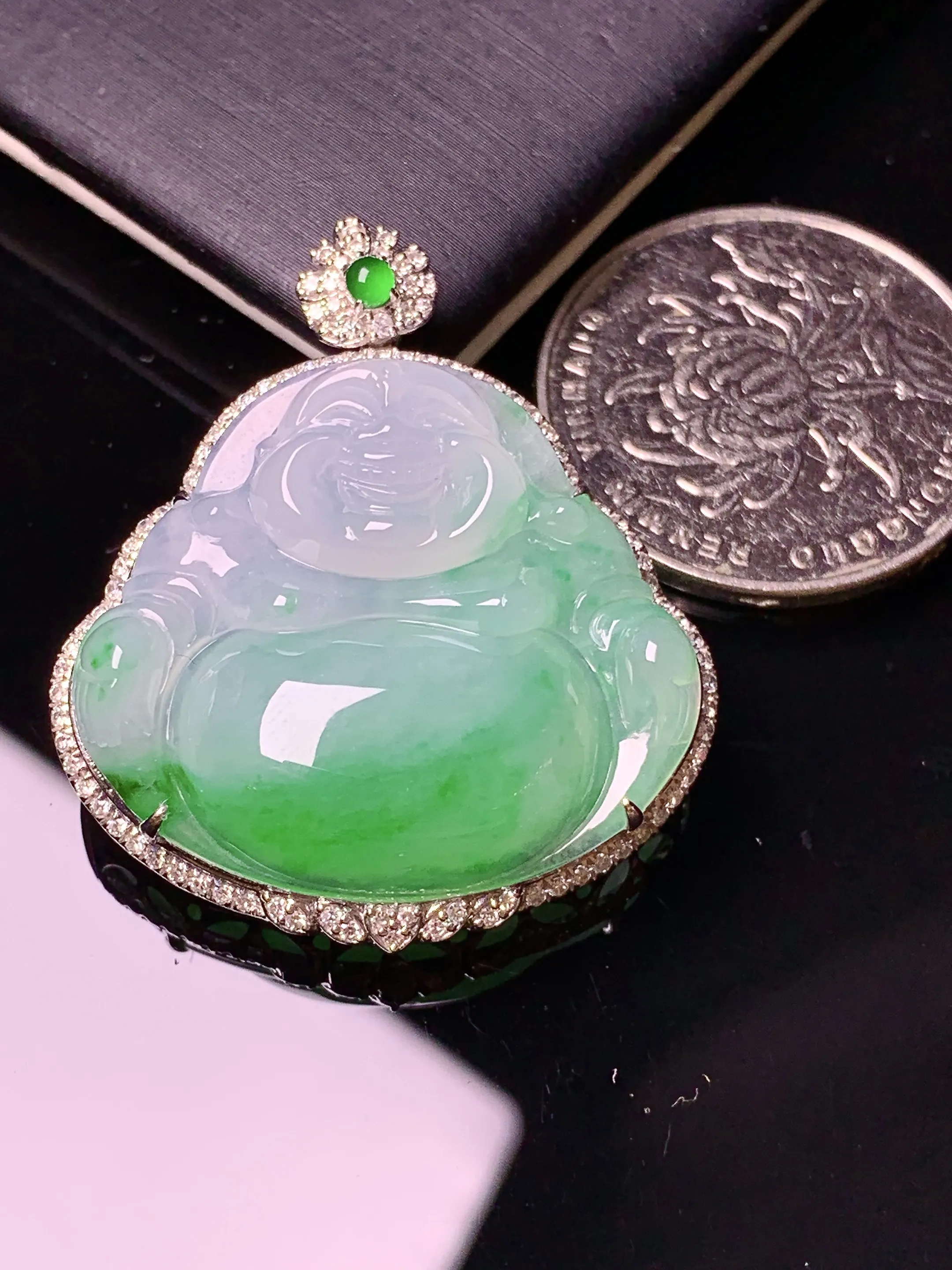 18k金钻镶嵌飘绿佛公吊坠 玉质细腻 色泽清新艳丽 整体尺寸36*31.5*10.3