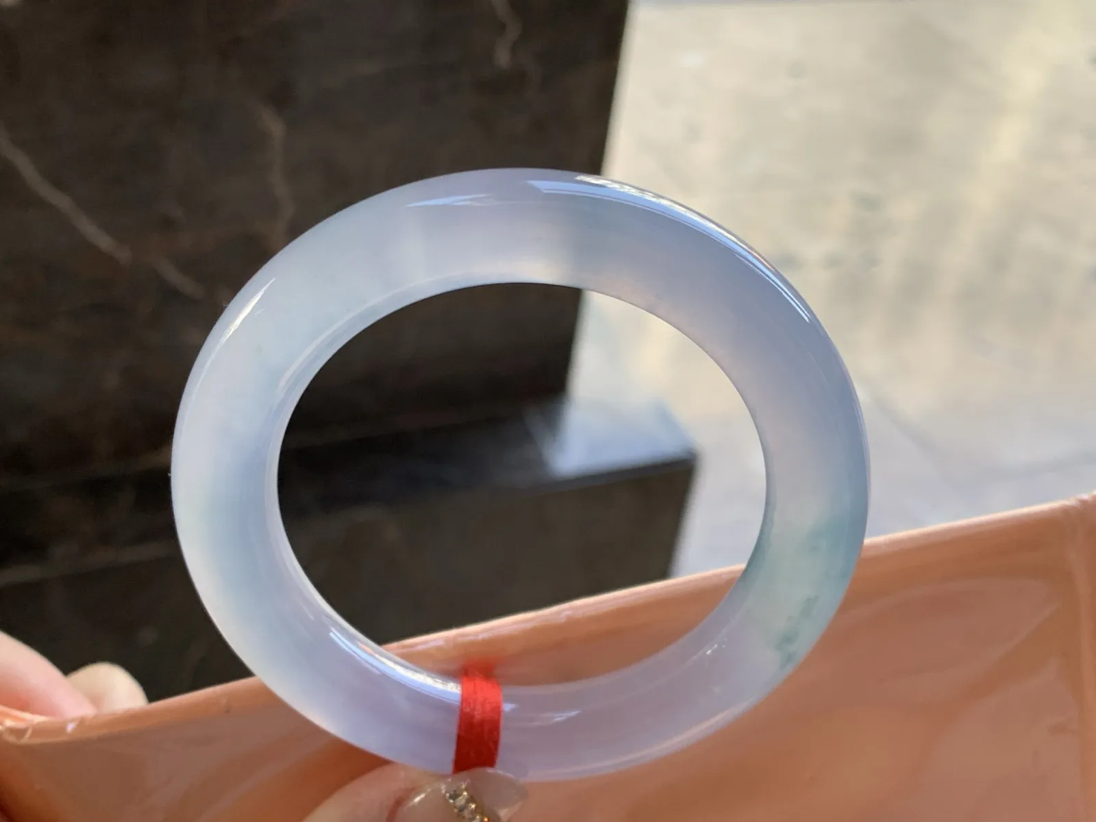 冰味飘花圆条手镯
尺寸：57-11.7-11.8mm
种老肉细 冰味十足