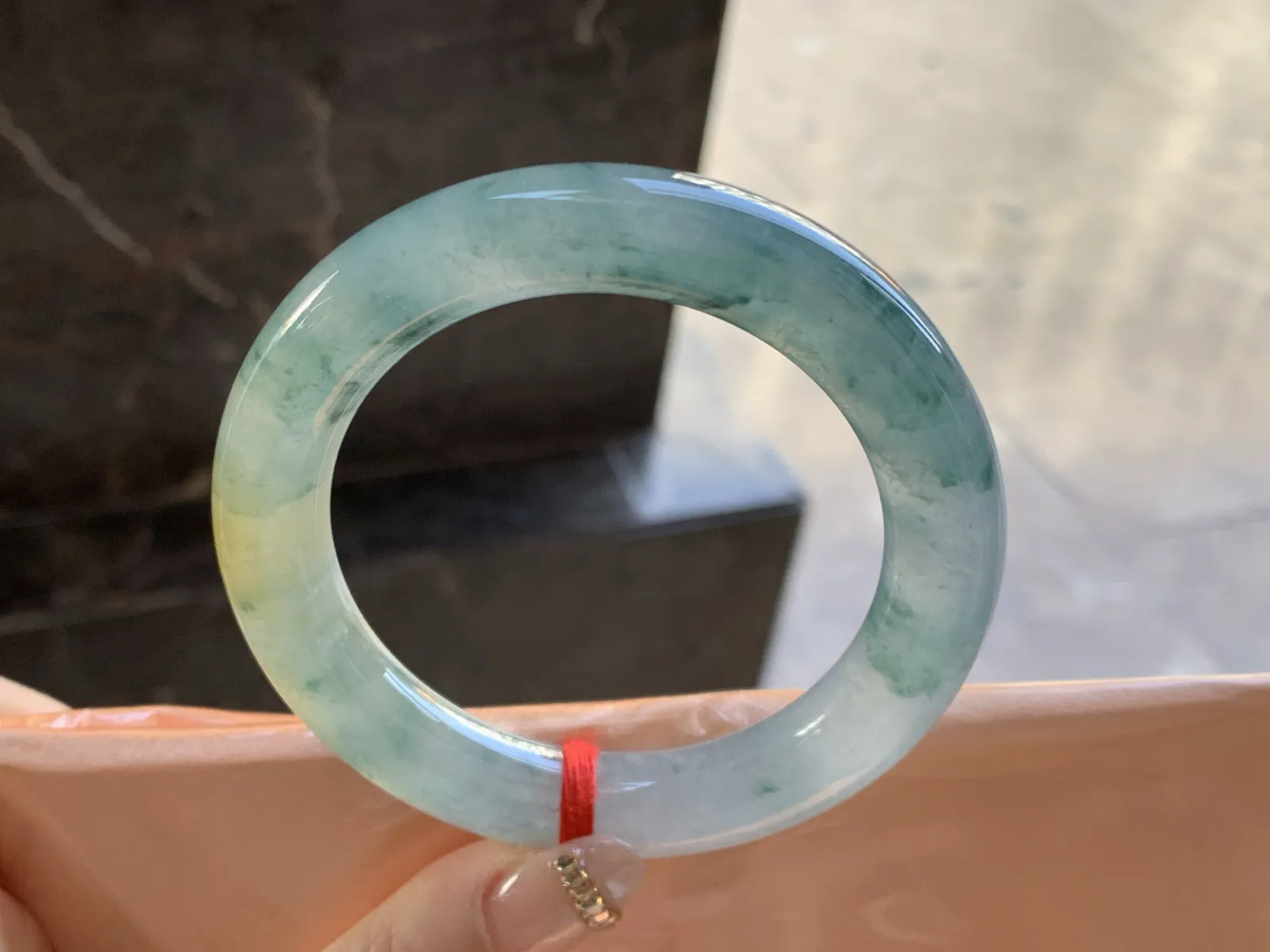 冰味飘花圆条手镯
尺寸：57.2-11.5-11.9mm
种水好 实物漂亮有特色