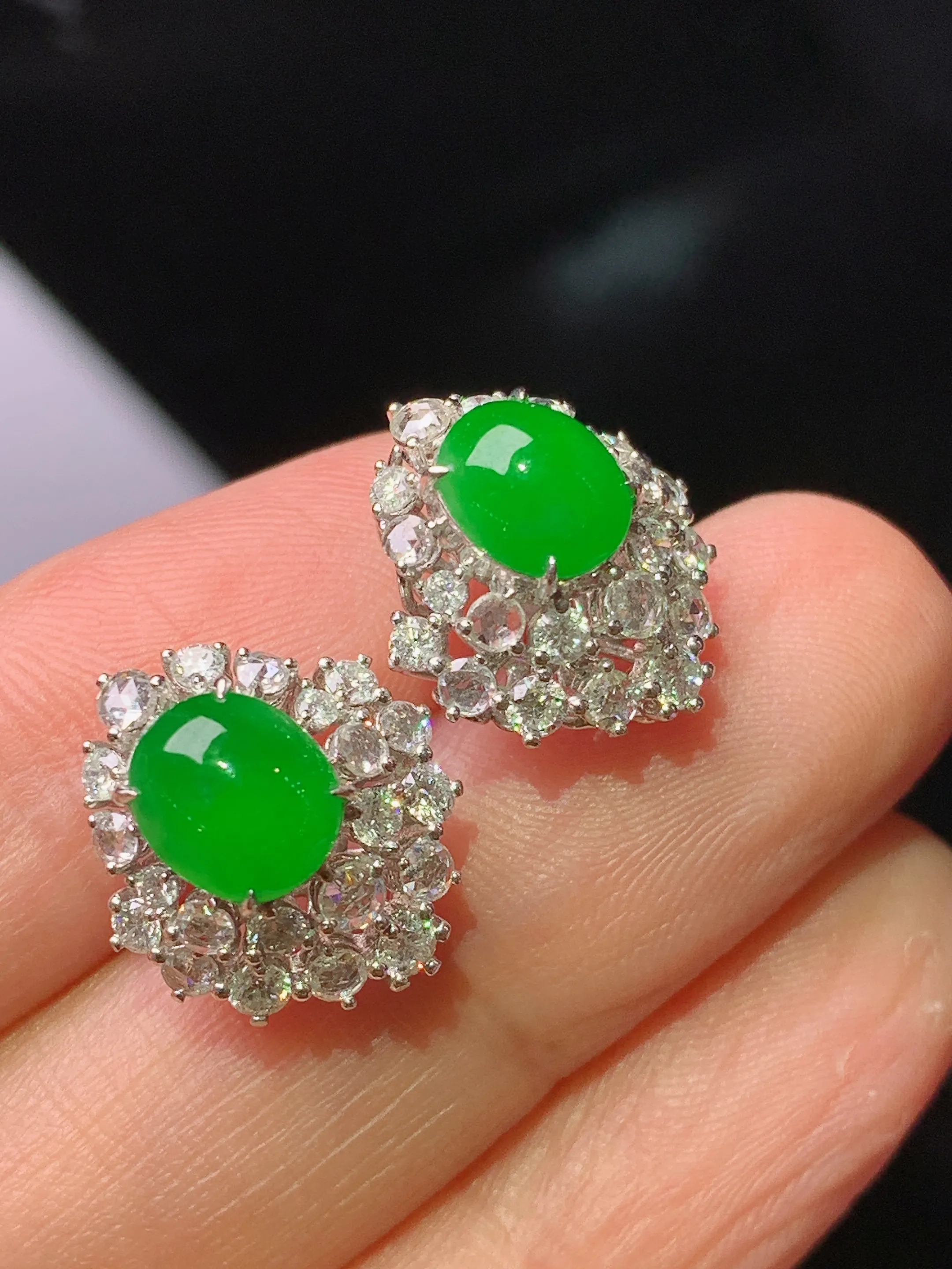 18k金钻镶嵌满绿蛋面耳钉 玉质细腻 色泽清新艳丽 整体尺寸15.3*13.5*10