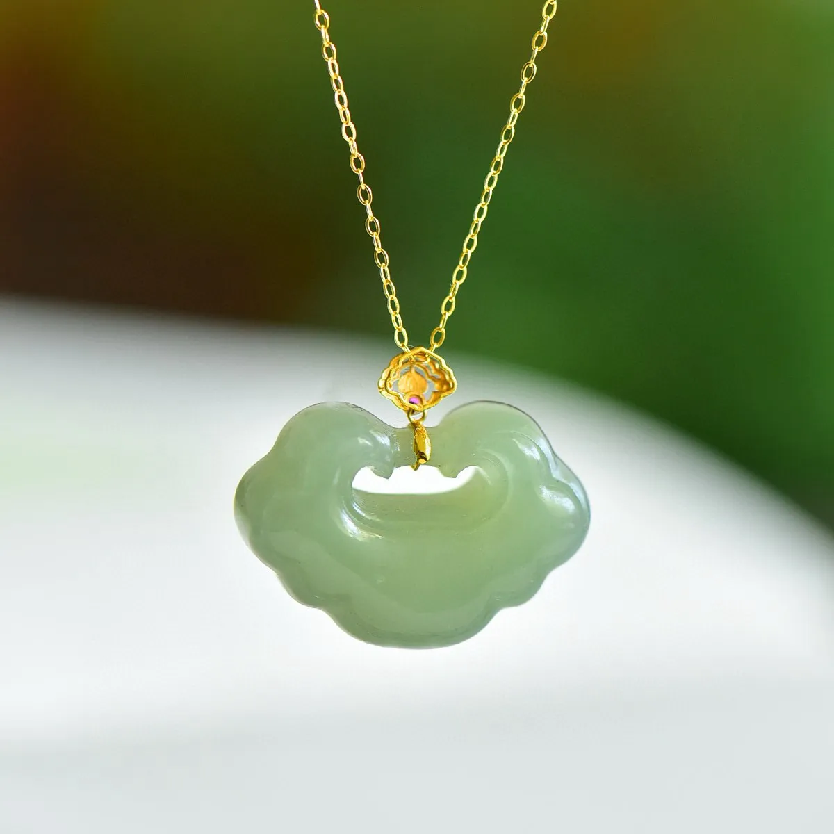 18K金扣镶嵌和田玉晴水如意锁吊坠