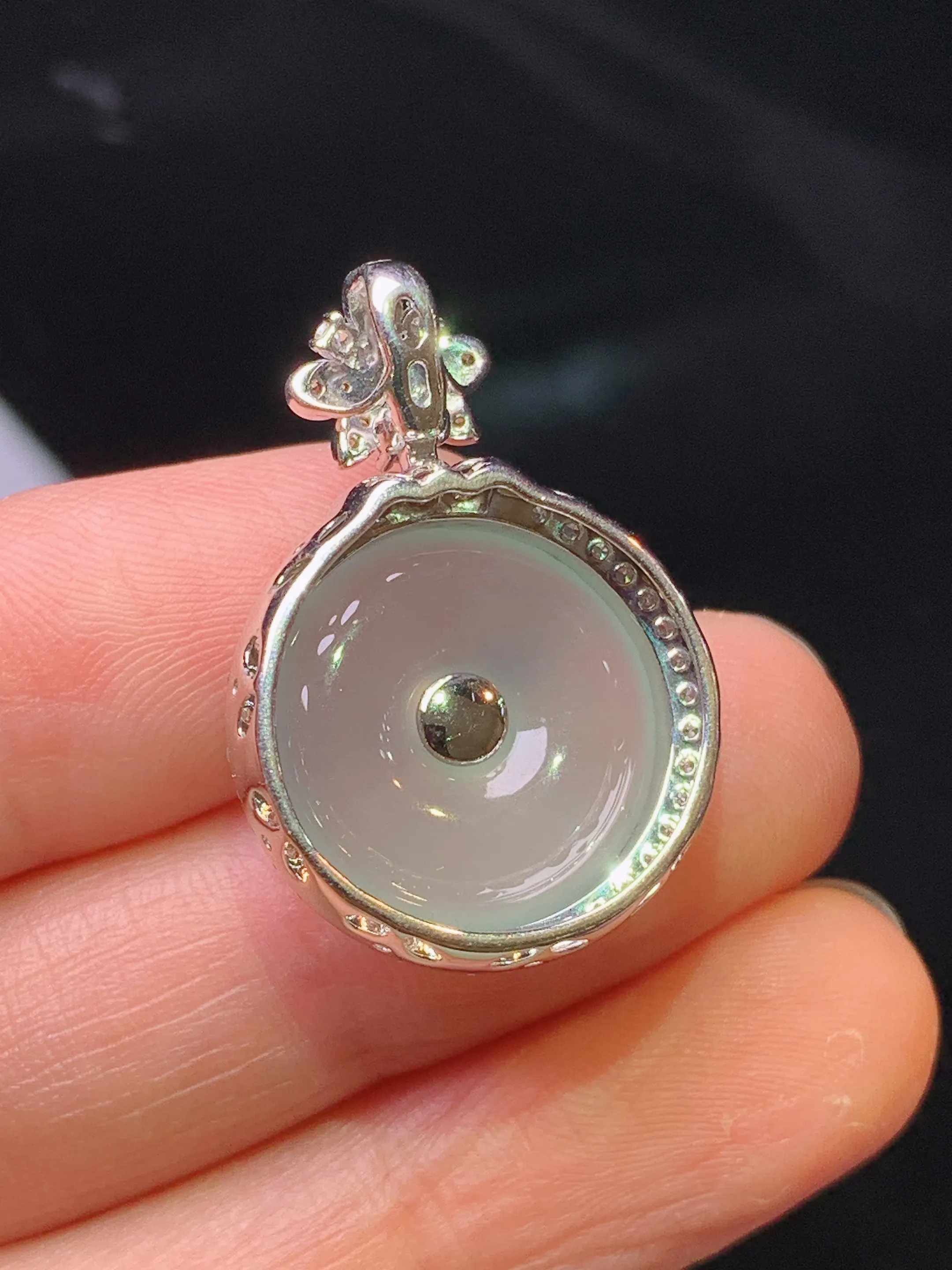 18k金钻镶嵌冰种平安扣吊坠 玉质细腻 色泽清新艳丽 整体尺寸27.8*19*8.2