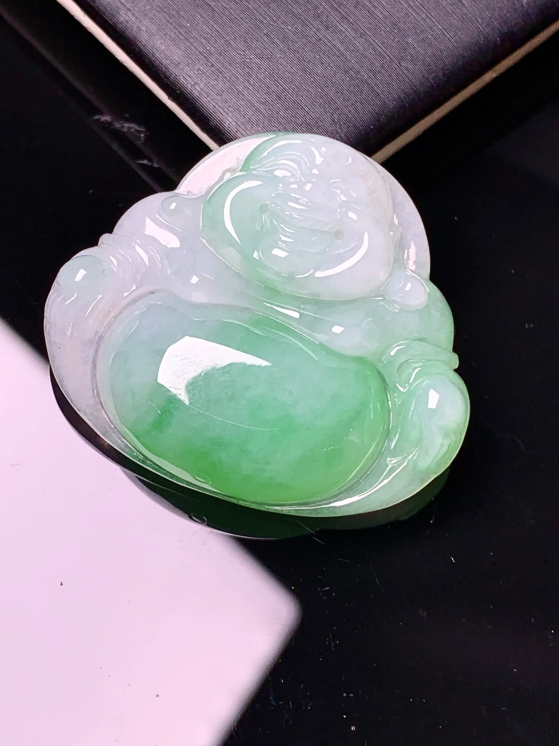 飘绿佛公吊坠 玉质细腻 色泽清新艳丽 整体尺寸28.8*33*7