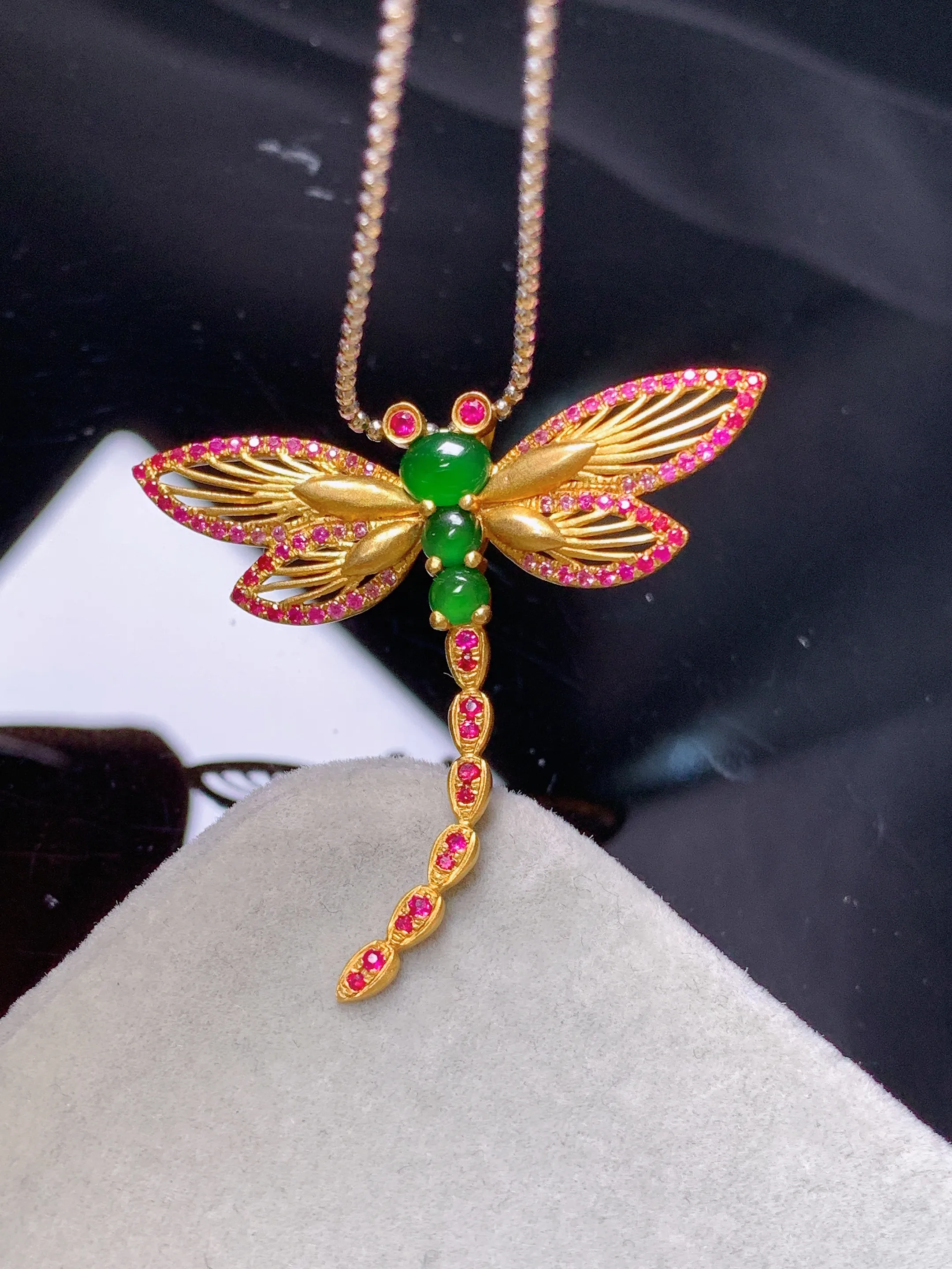 18k金钻镶嵌满绿蛋面蜻蜓吊坠 玉质细腻 色泽清新艳丽 整体尺寸34.5*36.6*4