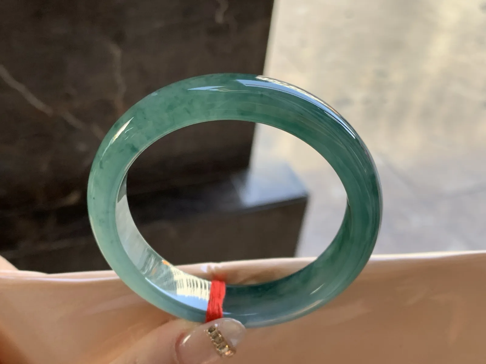 冰种飘花手镯
尺寸：54-13-7.7mm
种老肉细 实物漂亮耐看的料子