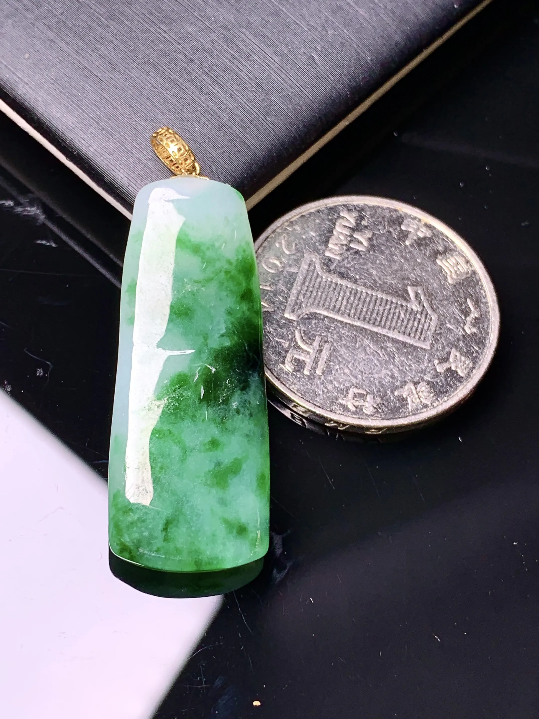 18k金镶嵌飘绿竹节吊坠 玉质细腻 色泽清新艳丽 整体尺寸40*13.5*5.3