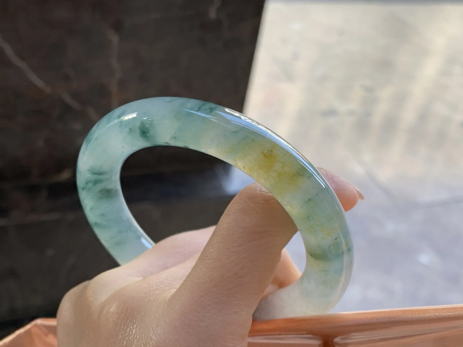 冰味飘花圆条手镯
尺寸：57.2-11.5-11.9mm
种水好 实物漂亮有特色