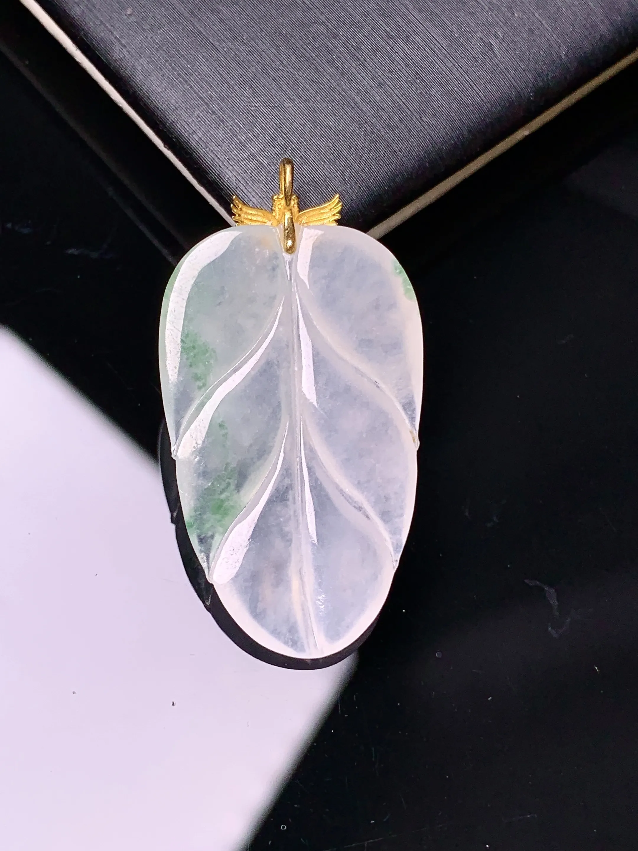 18k金镶嵌冰种飘绿树叶吊坠 玉质细腻 色泽清新艳丽 整体尺寸33.6*18*3.5