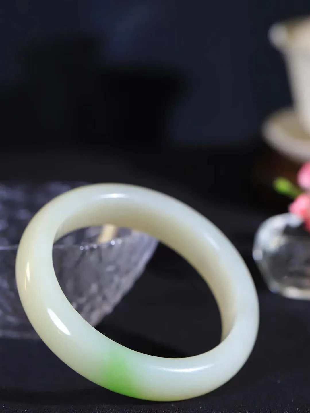 【翠色怡人.手镯】

精品和田玉翠青手镯，精品美镯，玉质细腻饱满，️温润脂香，仙雾缥缈，怡静如画，意蕴十足～，戴于腕间，神秘与高贵并存，给人以出尘的风雅，优美脱俗，气质非凡。重70.7克 内径59.5mm尺寸15.3-8.8mm1920100A