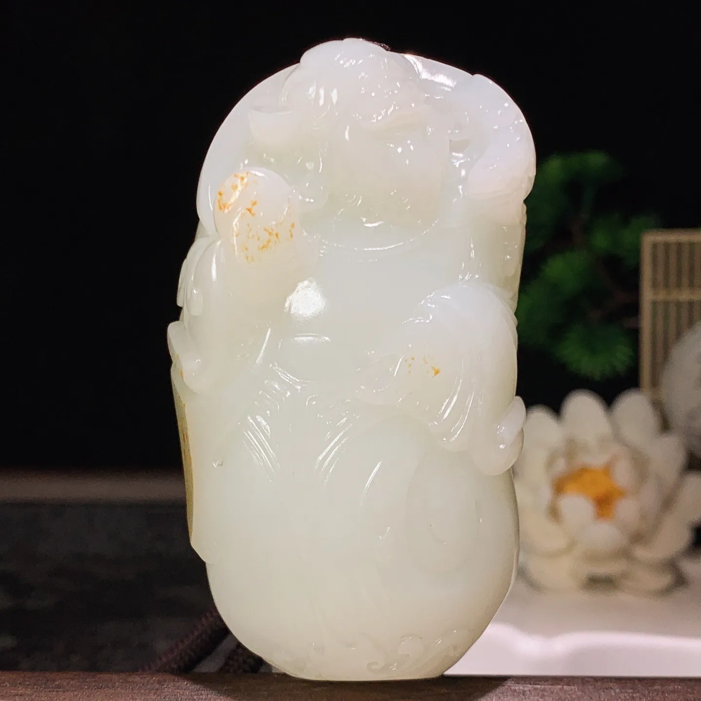 新疆和田玉白玉山料财神挂把件！尺寸80/43/24重174克。玉质细腻油润。手推出油。品相大气 lt