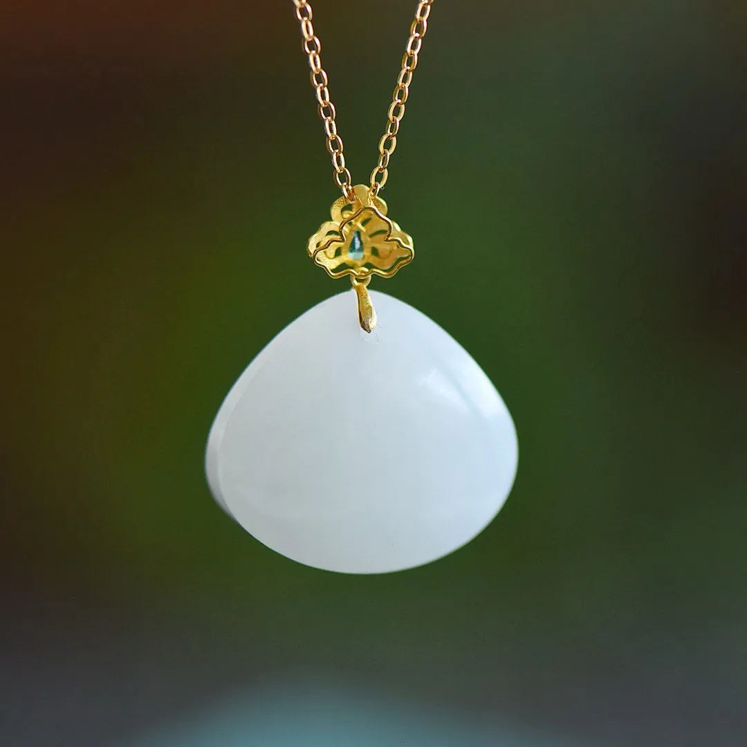 18K金扣镶嵌和田玉白玉水滴吊坠