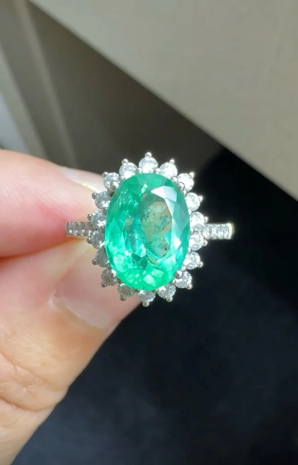 18k金钻石镶嵌天然祖母绿戒指，尺寸14.1*11.1mm，重量3.57g，圈口14可改