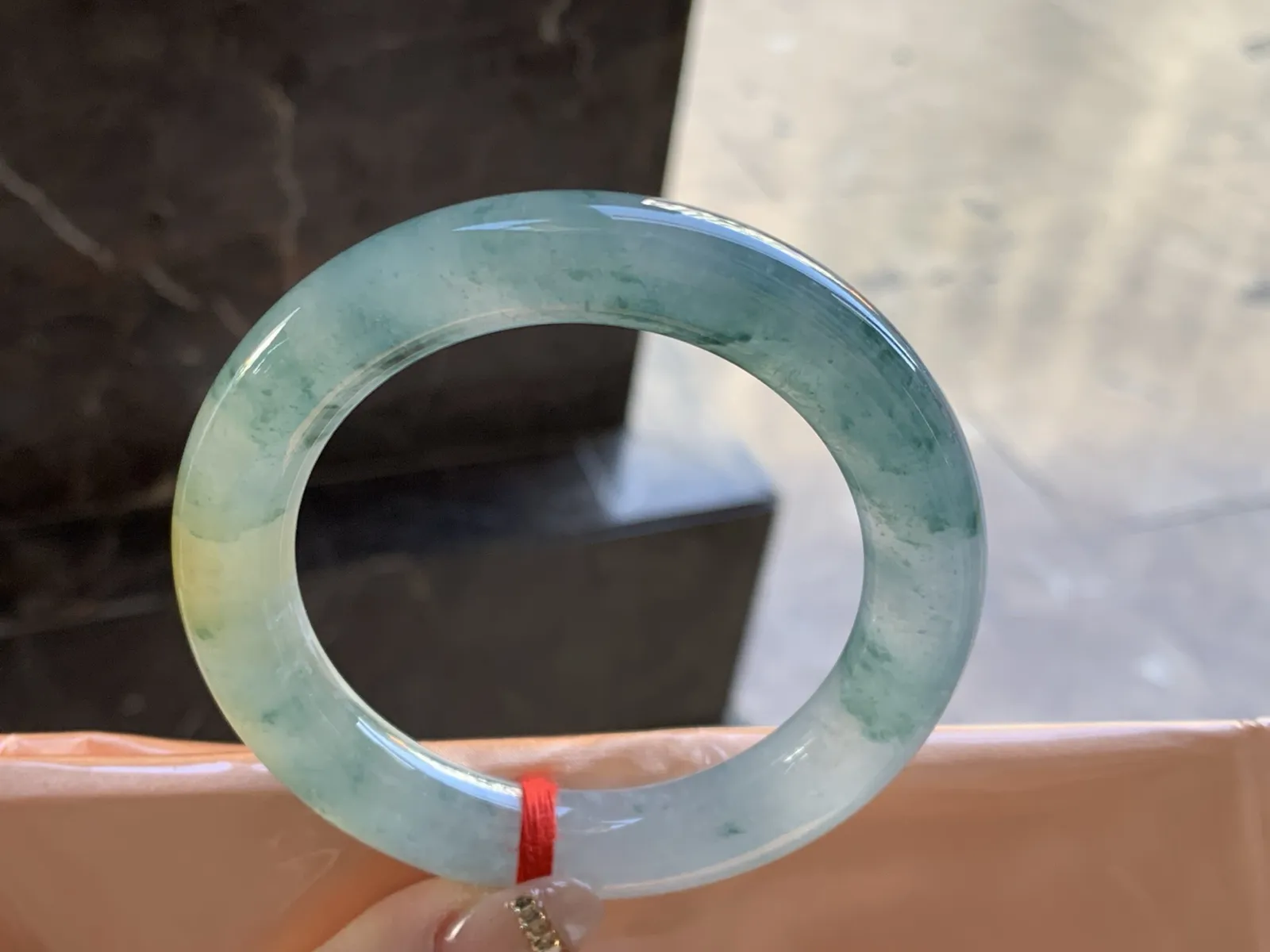 冰味飘花圆条手镯
尺寸：57.2-11.5-11.9mm
种水好 实物漂亮有特色