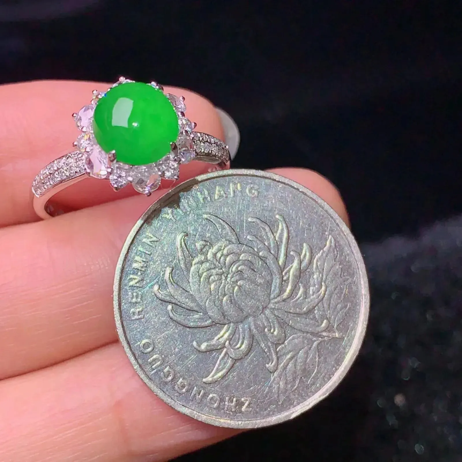 18k金钻镶嵌满绿蛋面戒指 玉质细腻 色泽艳丽  圈口14整体尺寸11.6*11*8.6 裸石7.5*7.2*4