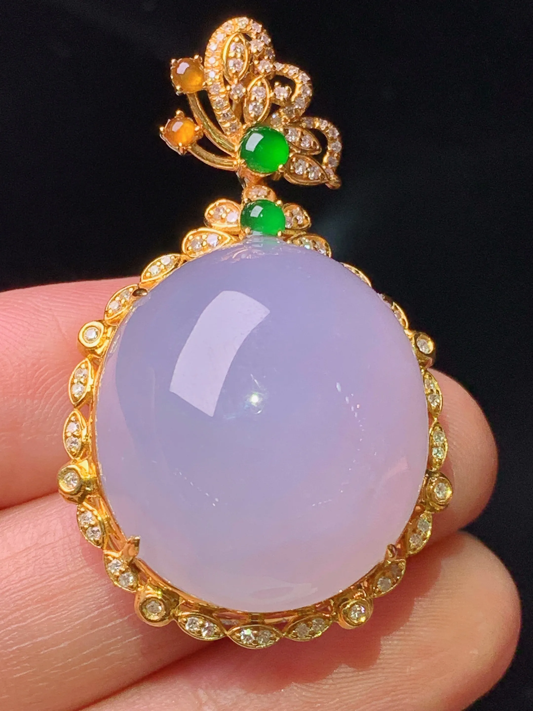 18k金钻镶嵌紫罗兰蛋面吊坠 玉质细腻 色泽艳丽清新 整体尺寸43*25.7*15