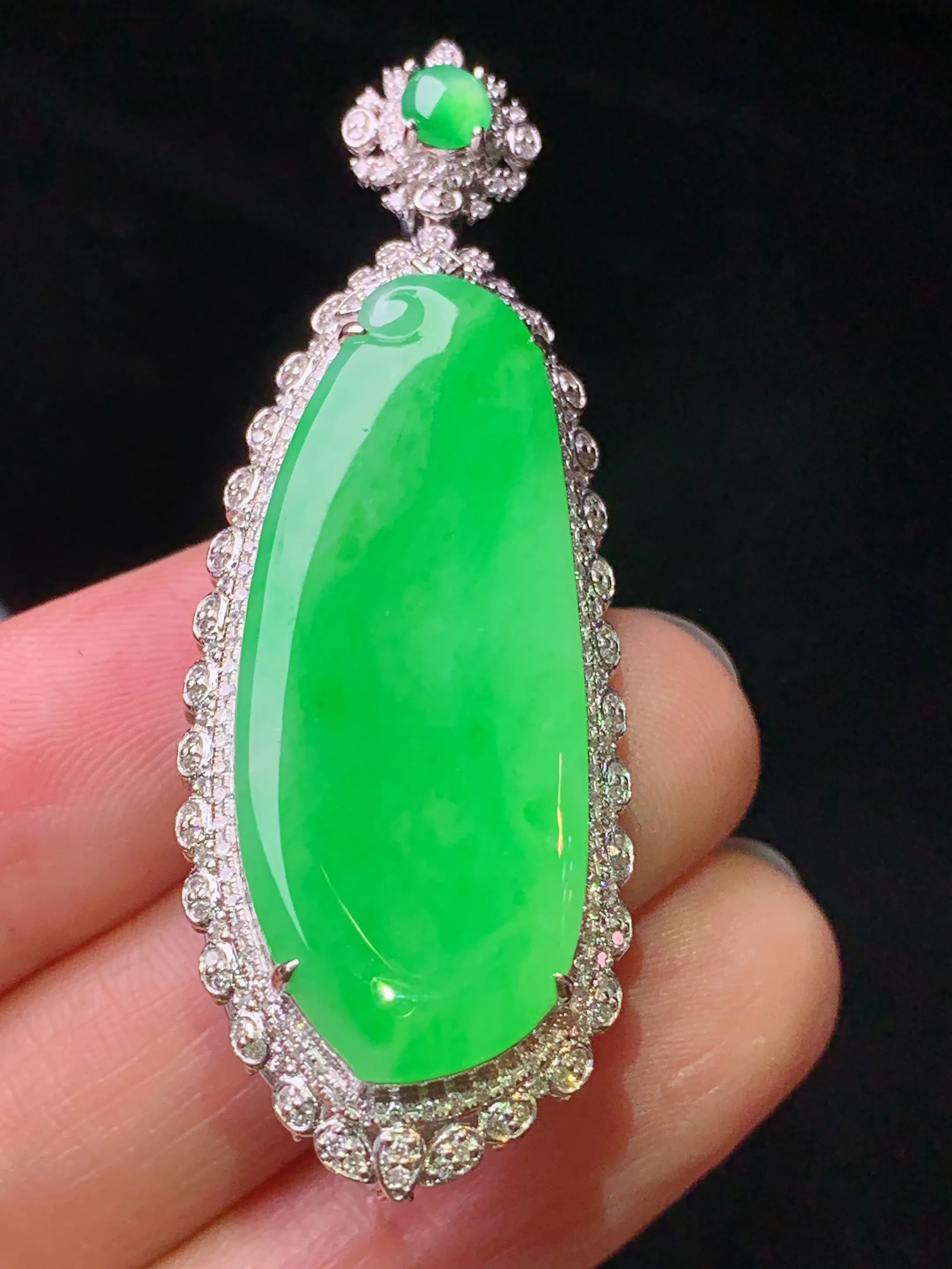 18k金钻镶嵌翠绿福瓜吊坠 玉质细腻 色泽艳丽清新 整体尺寸53.5*18.5*11.6