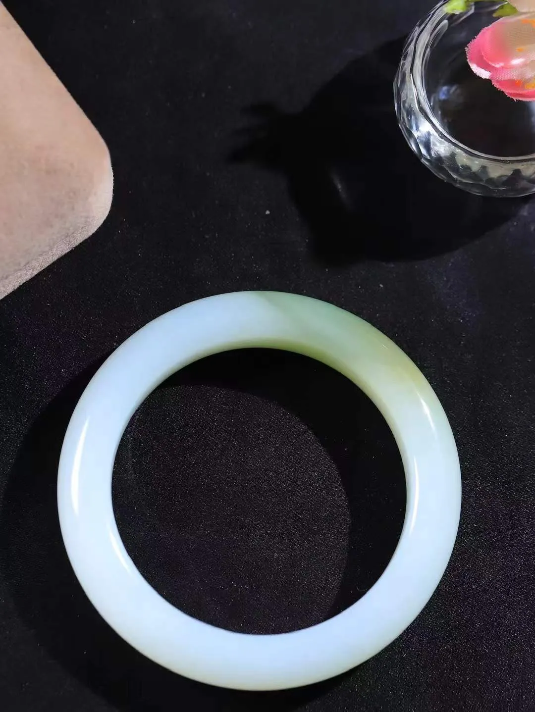 （温柔雅致.手镯）

精品和田玉三色手镯。镯型饱满，温润细腻，脂润沁香。️执一卷书，沏一盏茶，着一袭裙，戴一只镯。淡淡浅笺，素心若兰，静赏玉中诗画。悠悠岁月，芊手轻摘，盛满诗样芳华。重55.4克   尺寸52.5-12.3-9.5mm    FDA-3225100