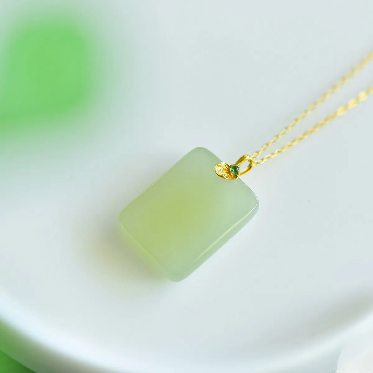 18K金扣镶嵌和田玉晴水小方牌吊坠