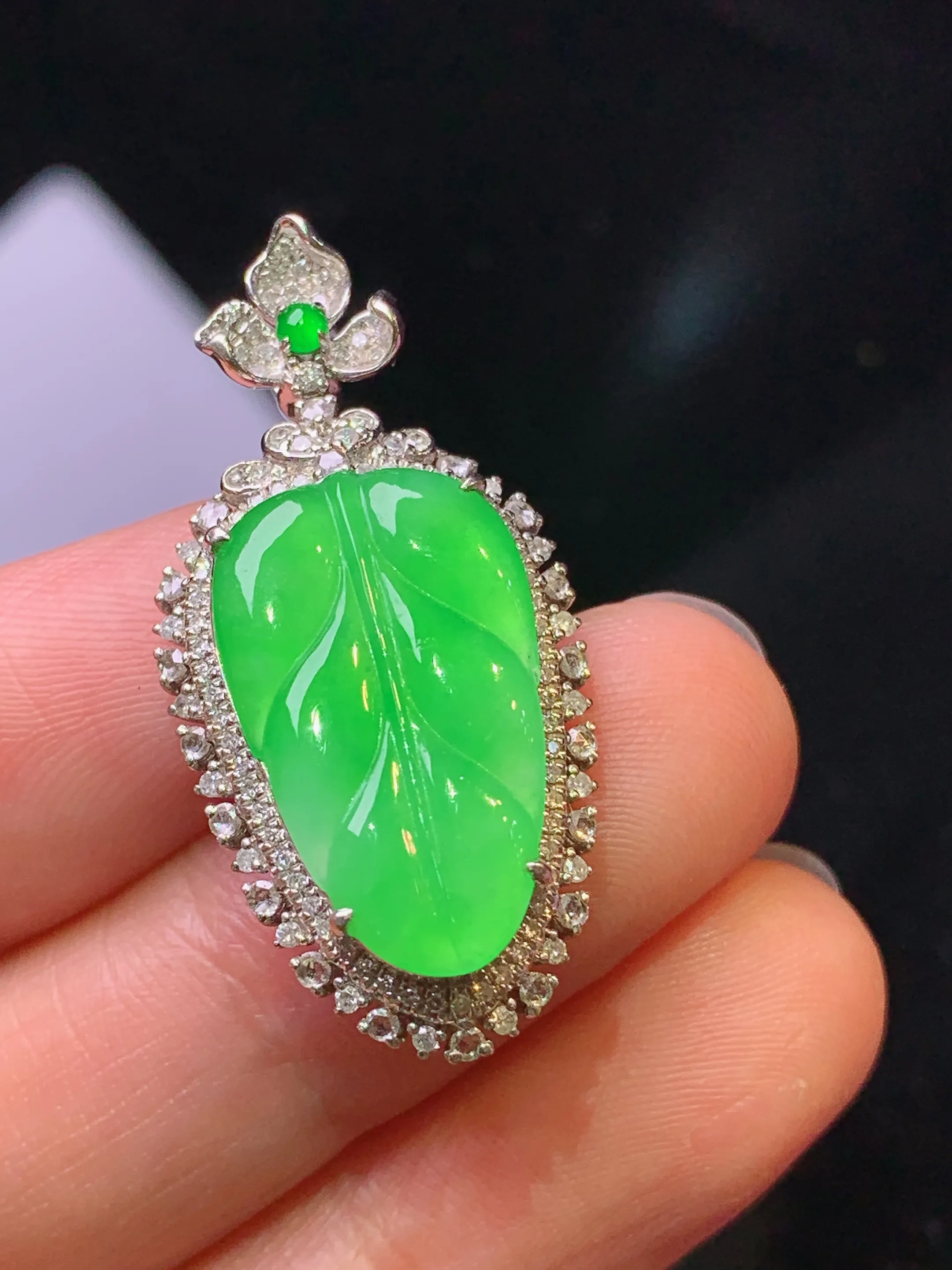 18k金钻镶嵌翠绿树叶吊坠 玉质细腻 色泽清新艳丽 整体尺寸33.6*16.2*8.7