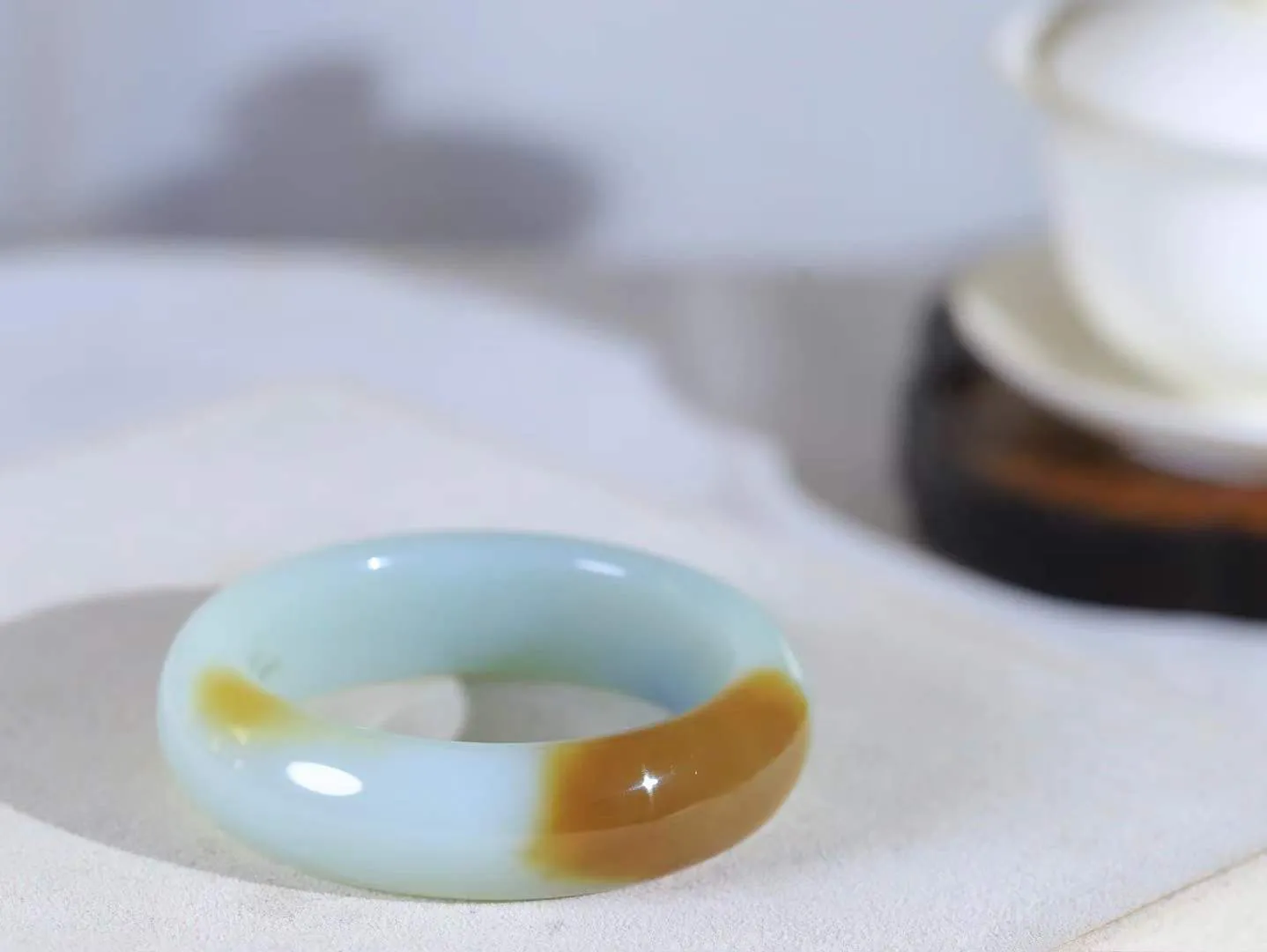 【婉约佳人.手镯】

精品和田玉三色手镯 玉质温润细腻 油性十足 手感舒适，高华雅逸，线条流畅，简约