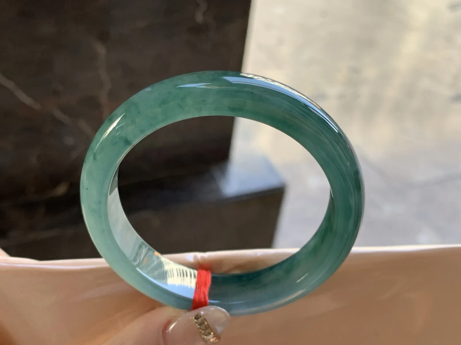 冰种飘花手镯
尺寸：54-13-7.7mm
种老肉细 实物漂亮耐看的料子