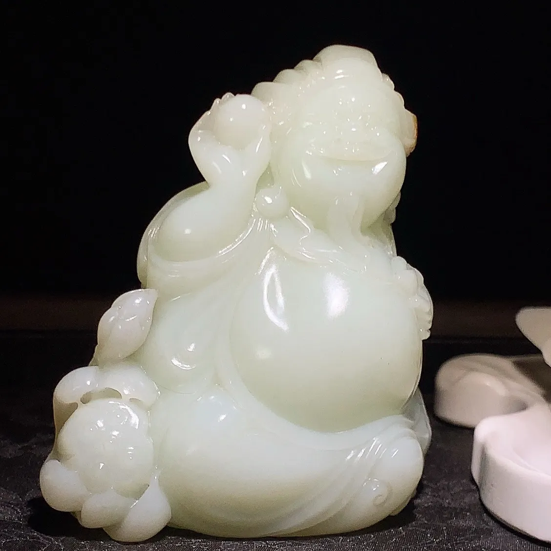 新疆和田玉白玉财神小挂摆件！尺寸95/92/55重502.5克。玉质细腻油润。手推出油。品相大气 l