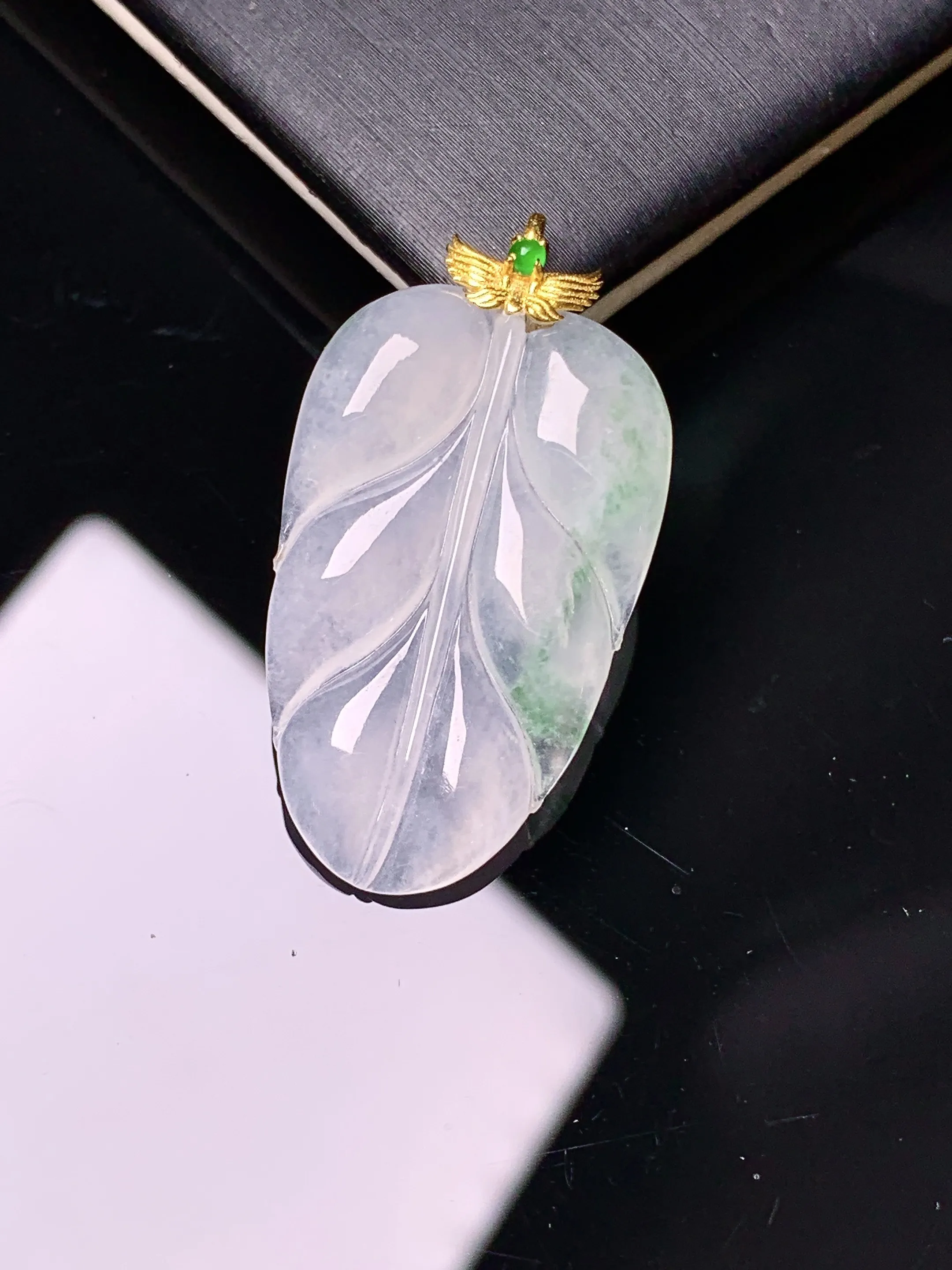 18k金镶嵌冰种飘绿树叶吊坠 玉质细腻 色泽清新艳丽 整体尺寸33.6*18*3.5