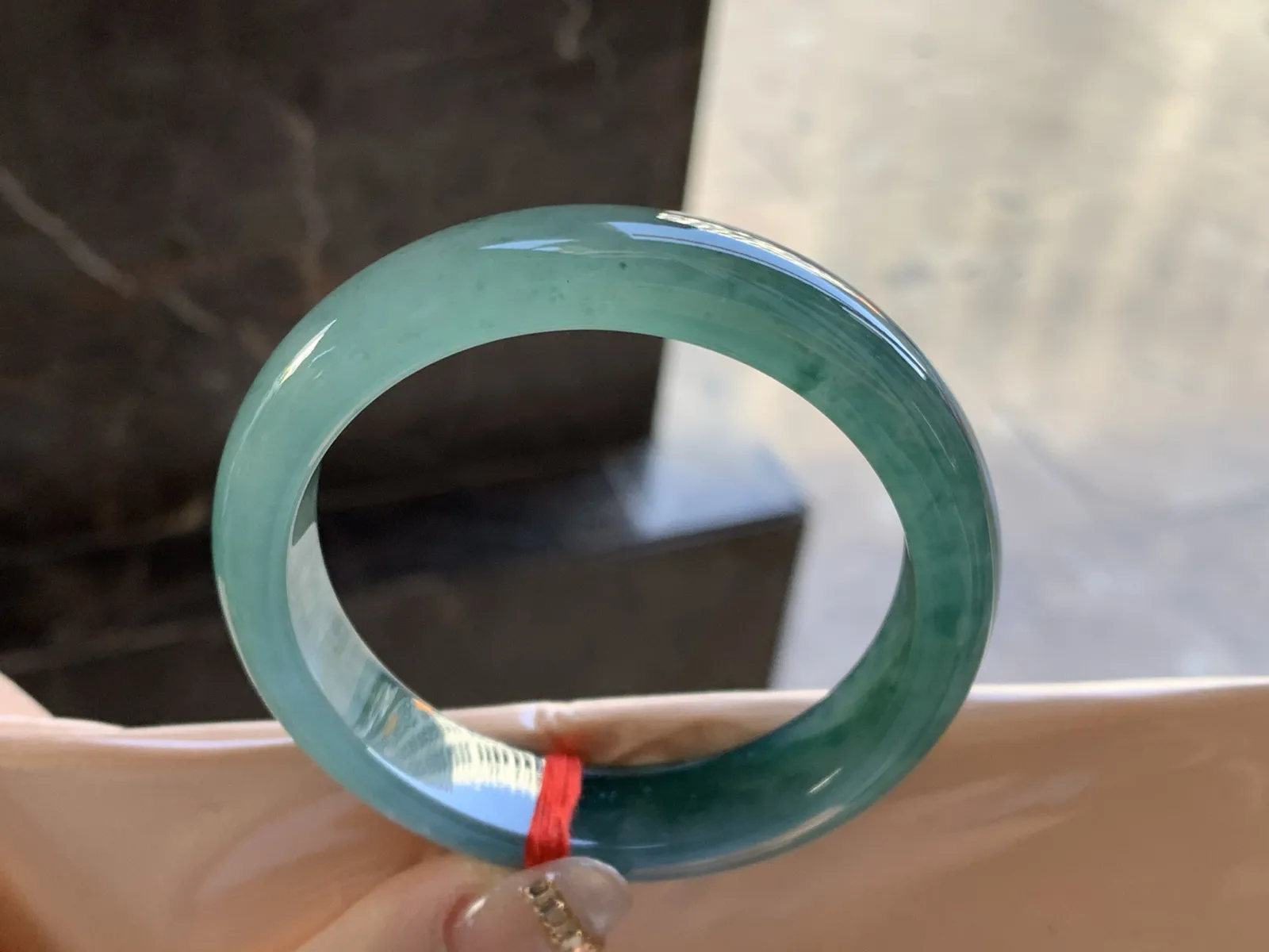 冰种飘花手镯
尺寸：54-13-7.7mm
种老肉细 实物漂亮耐看的料子