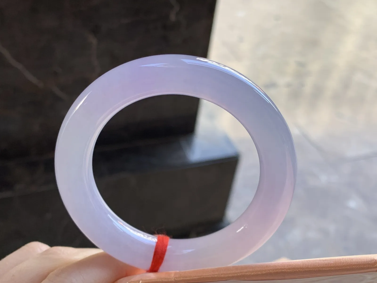 冰紫圆条手镯
尺寸：55.3-11.9-11.7mm
底子细腻干净 小清新