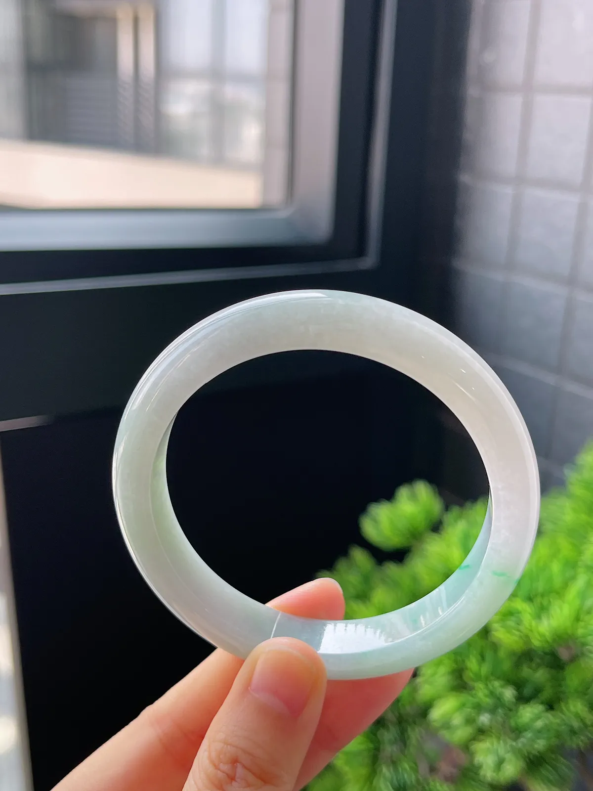 正圈57.9圈口，翡翠冰糯种飘绿手镯