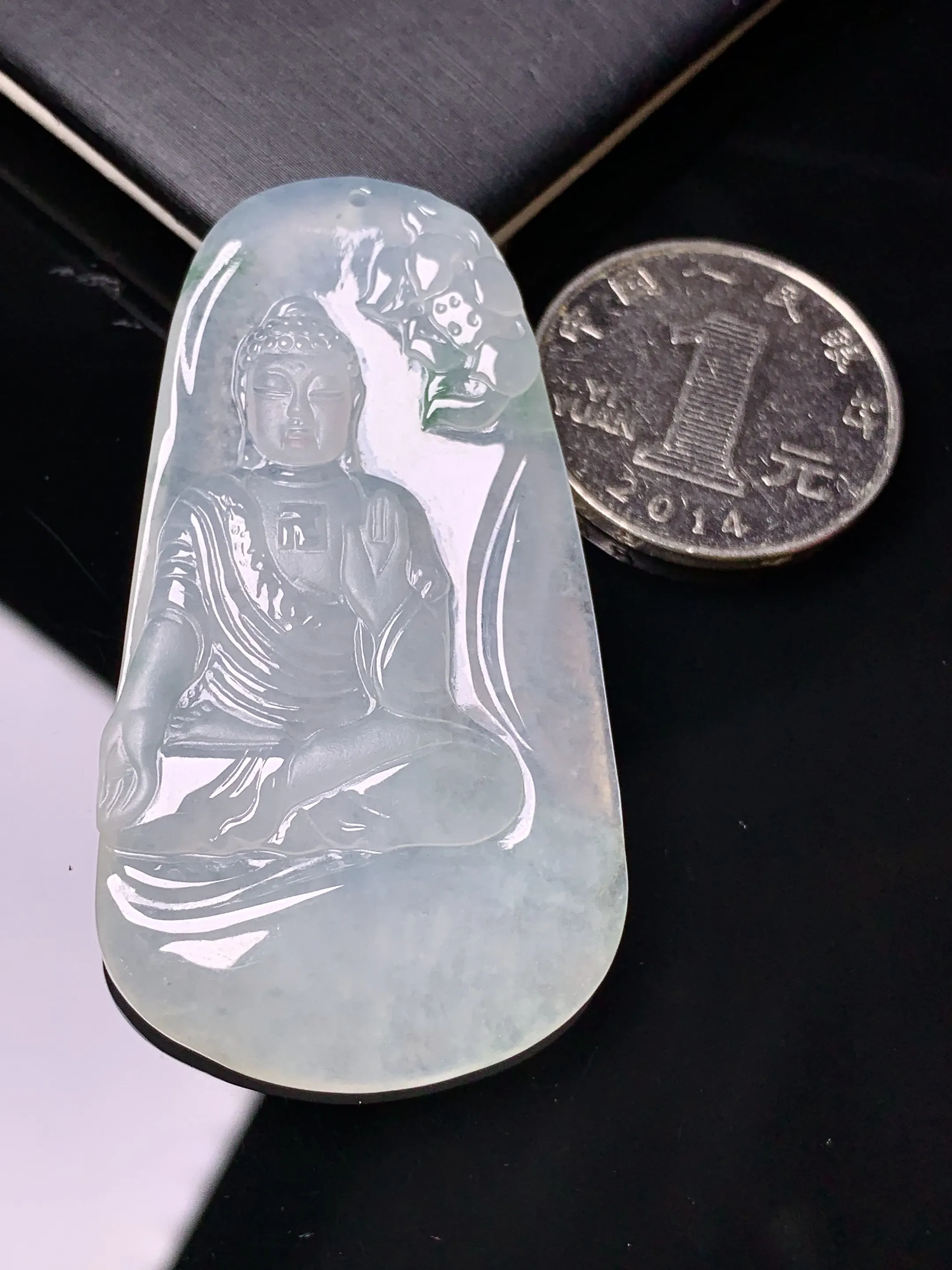 冰种大日如来佛祖吊坠 玉质细腻 色泽清新艳丽 整体尺寸54.7*29.5*4.6