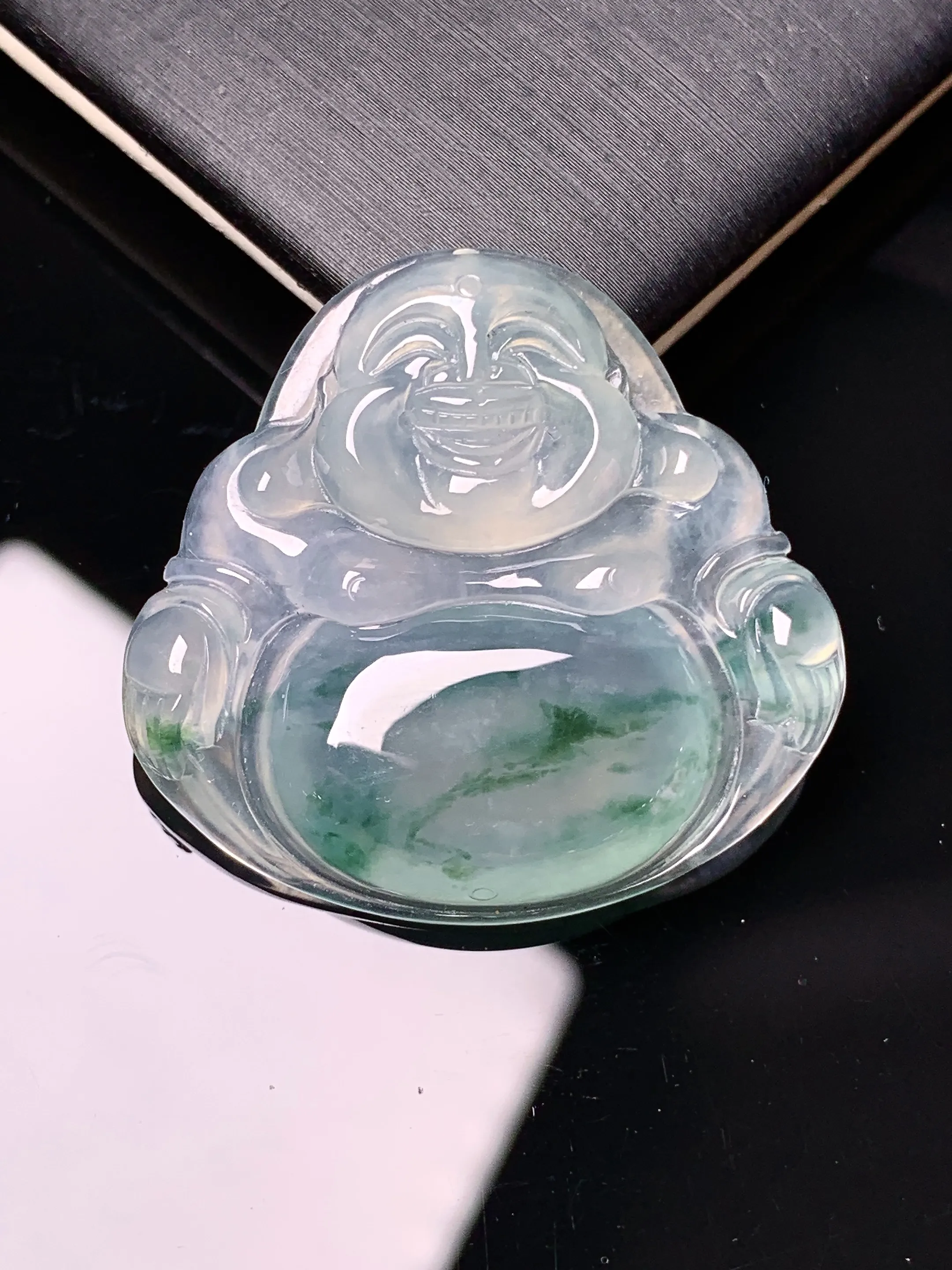 冰种飘绿佛公吊坠 玉质细腻 色泽清新艳丽 整体尺寸31.5*33.2*5.5