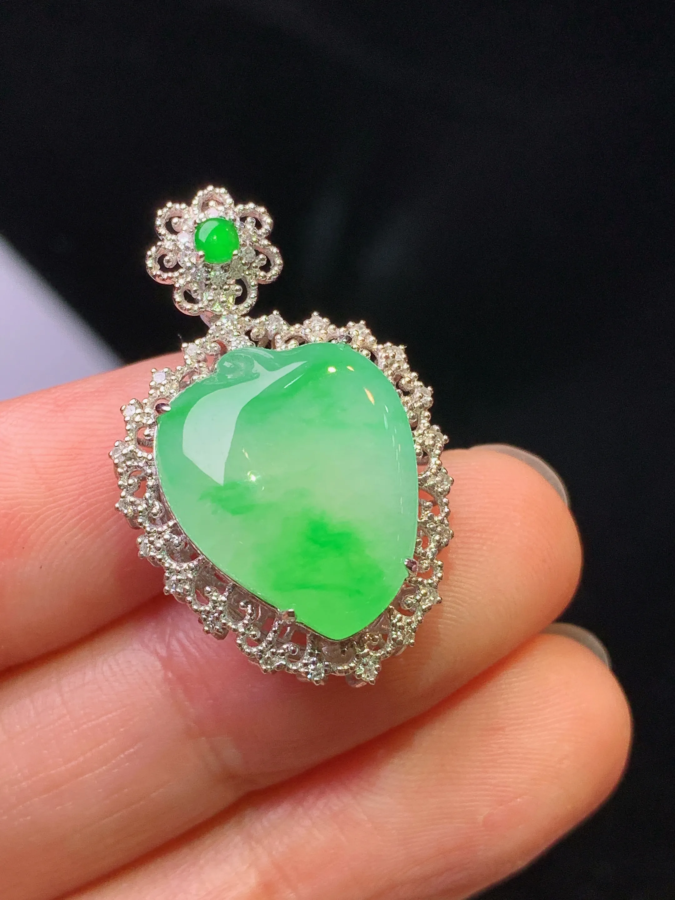 18k金钻镶嵌翠绿福瓜吊坠 玉质细腻 色泽艳丽清新 整体尺寸28.8*18.3*11.5