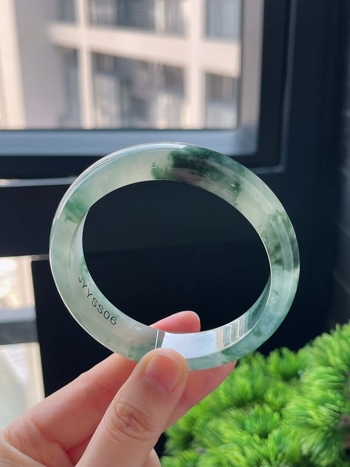 正圈58.8圈口，翡翠冰种飘绿手镯