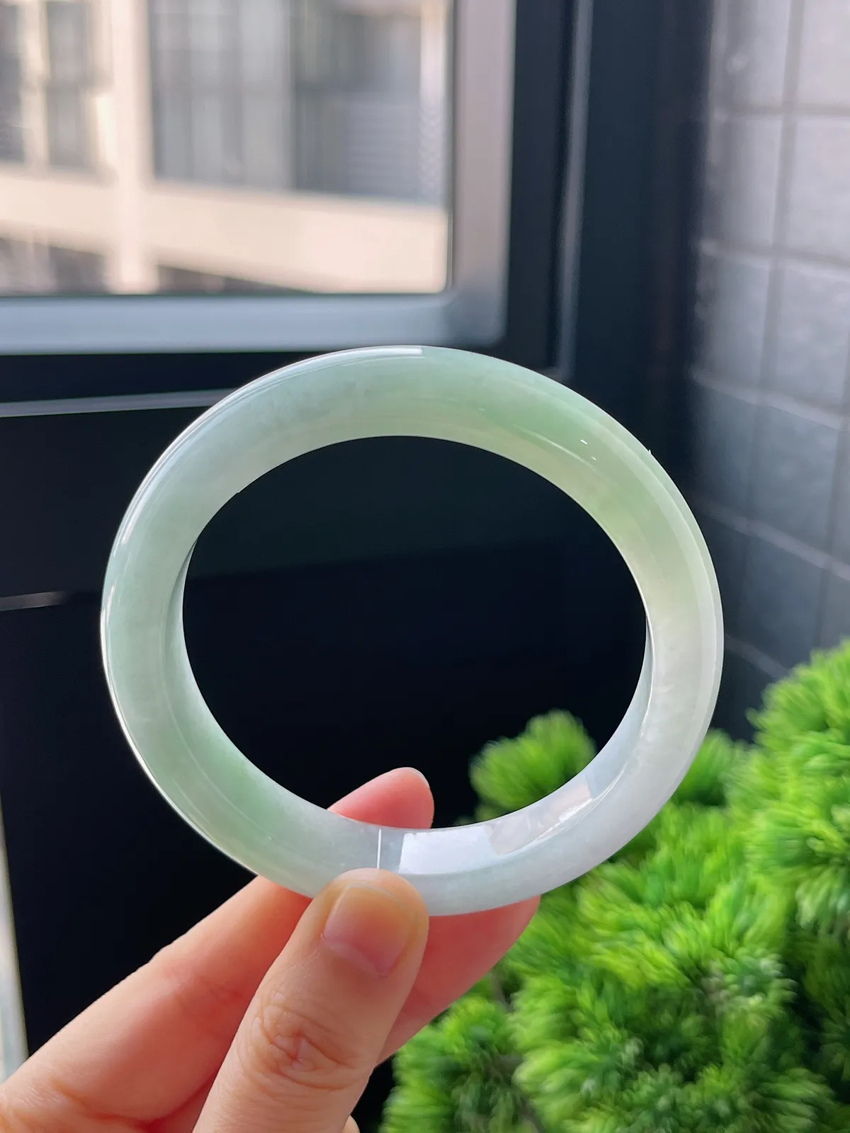 正圈59.5圈口，翡翠冰糯种淡绿色手镯