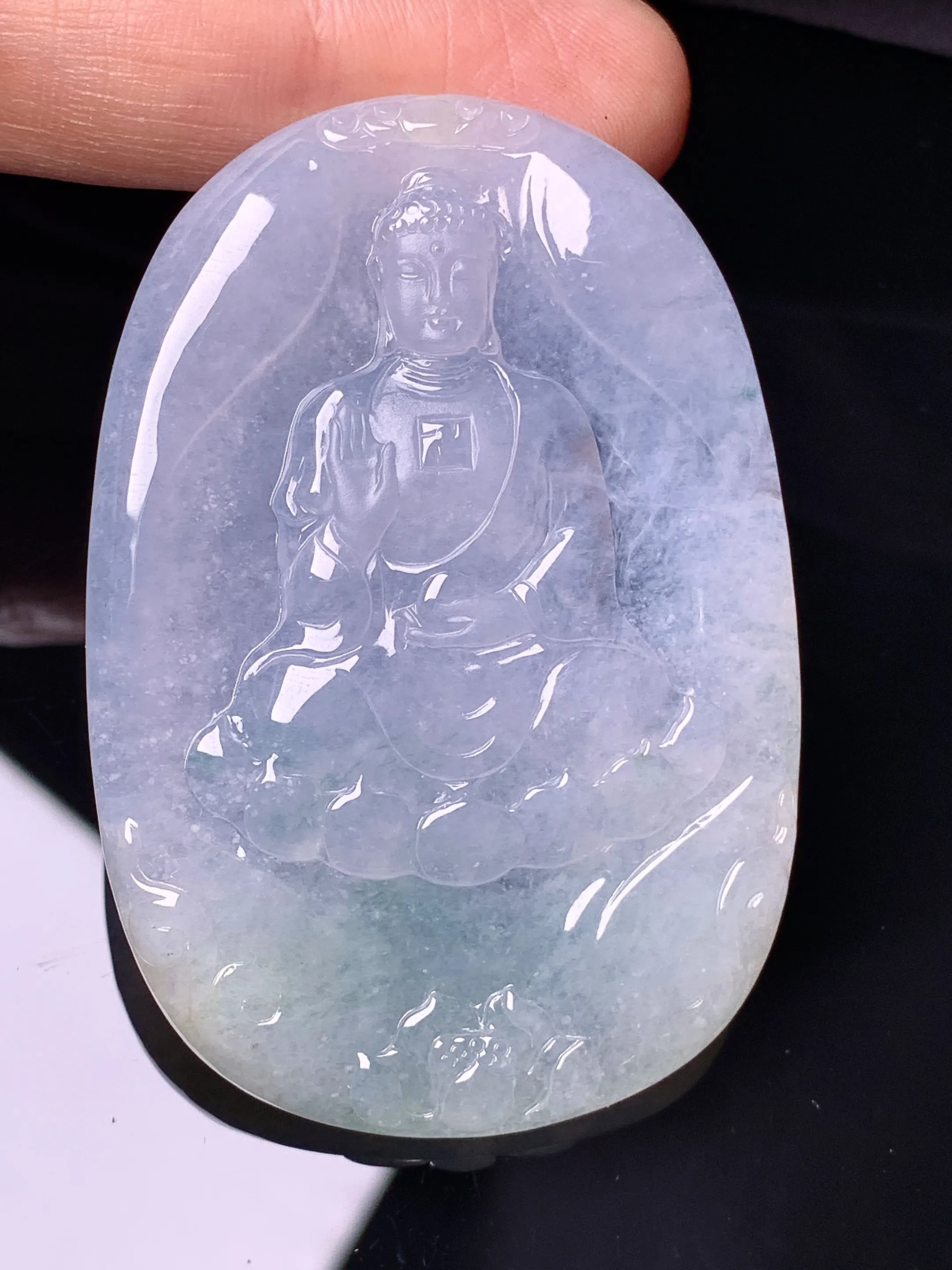 冰种大日如来佛祖吊坠 玉质细腻 色泽清新艳丽 整体尺寸57.3*39.3*5.2