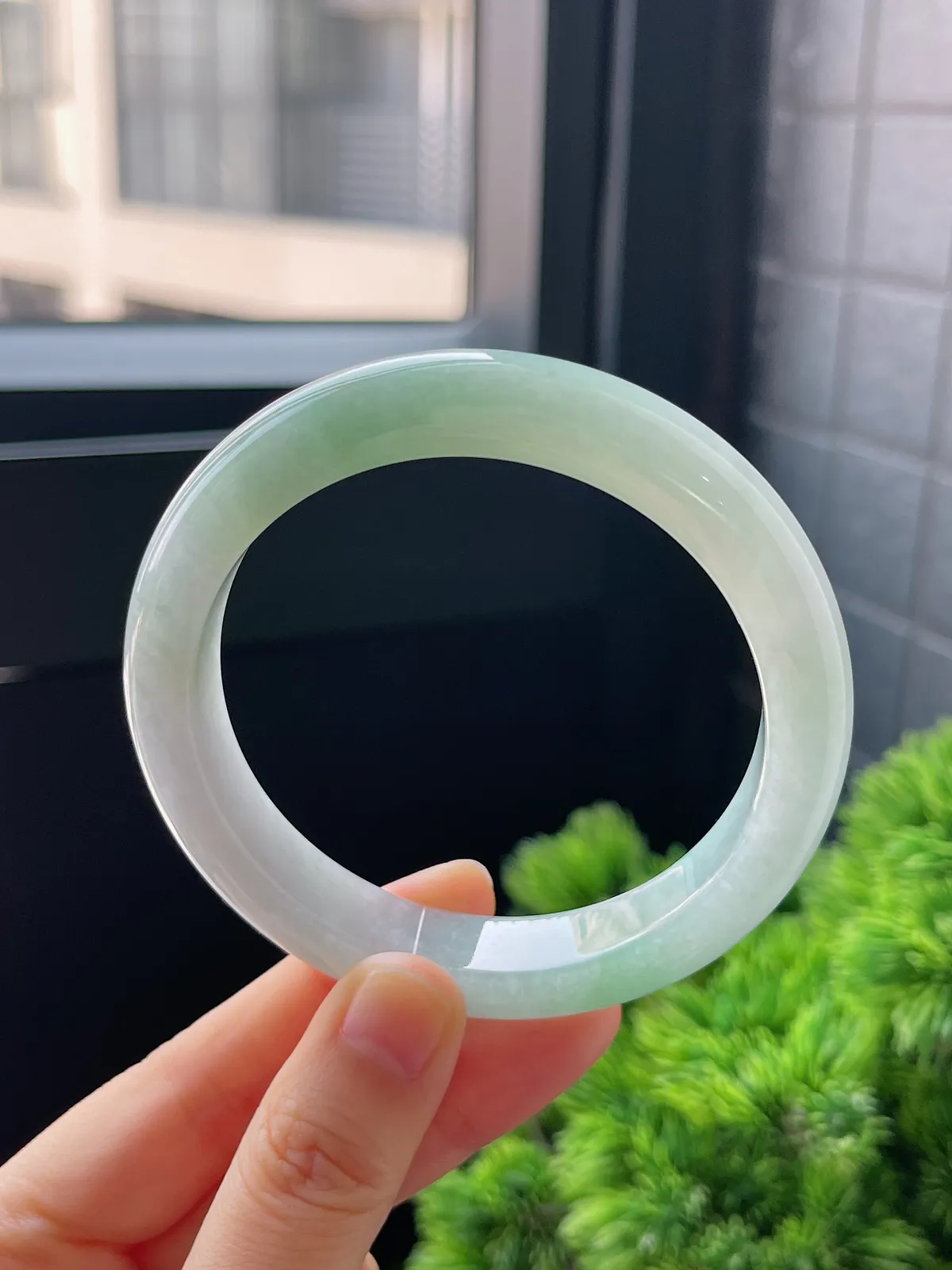 正圈59.5圈口，翡翠冰糯种淡绿色手镯