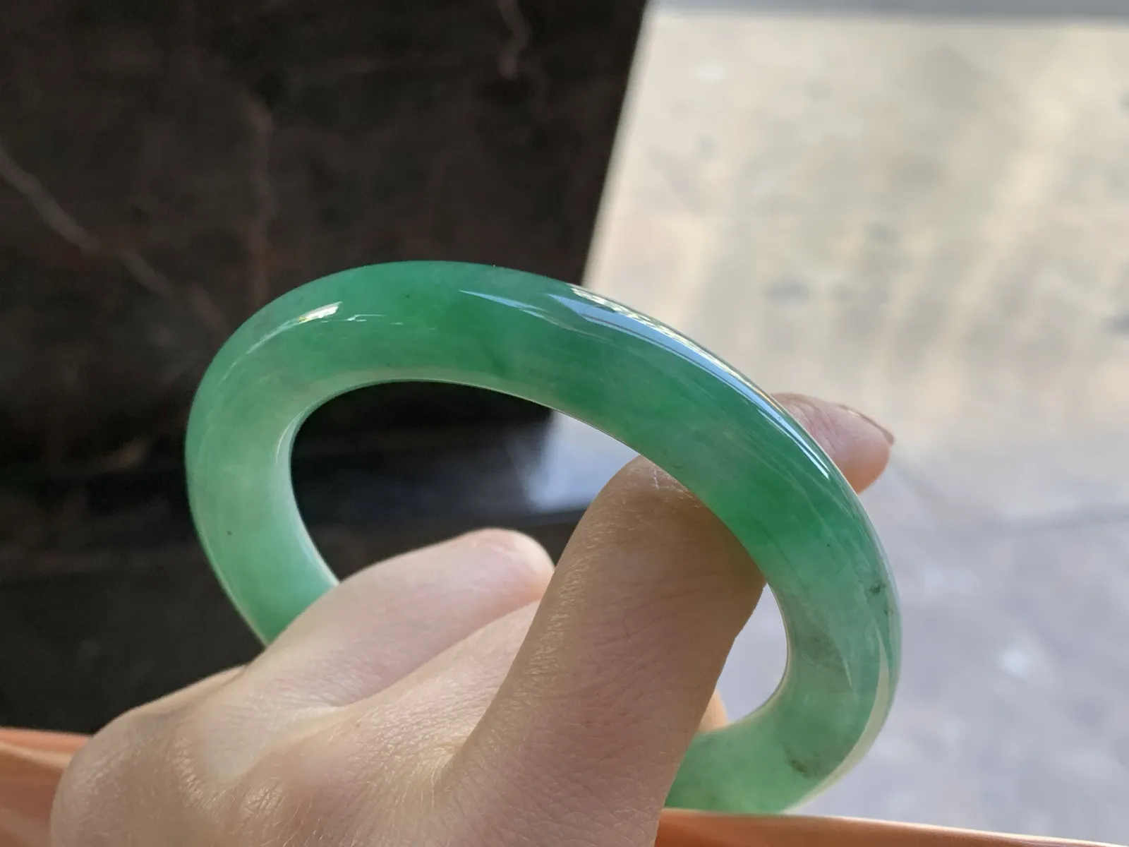 辣绿色色圆条手镯
尺寸：55.7-11.1-10.6mm
颜色浓郁 上手好看