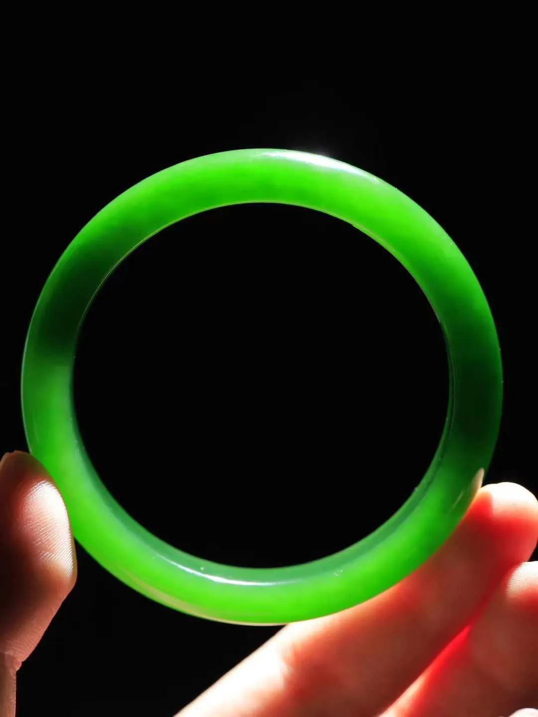 【温润如心.镯】

典藏级️和田玉碧玉手镯，精选上等碧玉料，色泽清透，质地细腻。佩戴它，感受千年玉文化的温润与优雅，愿它为您带来平安与幸福。重48克  尺寸57.5-12-7.8mm  101203111A