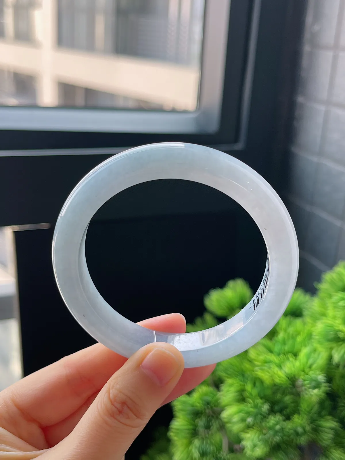 正圈57.9圈口，翡翠冰糯种淡蓝色手镯