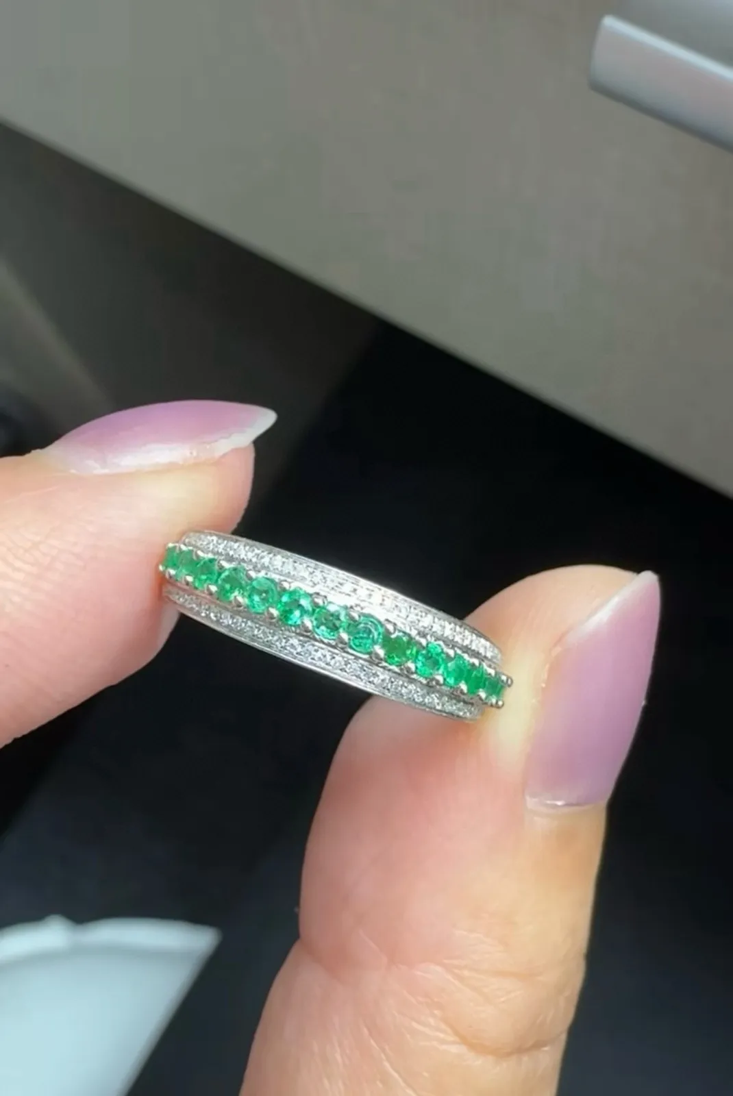 18k金钻石镶嵌祖母绿排戒，圈口14.5