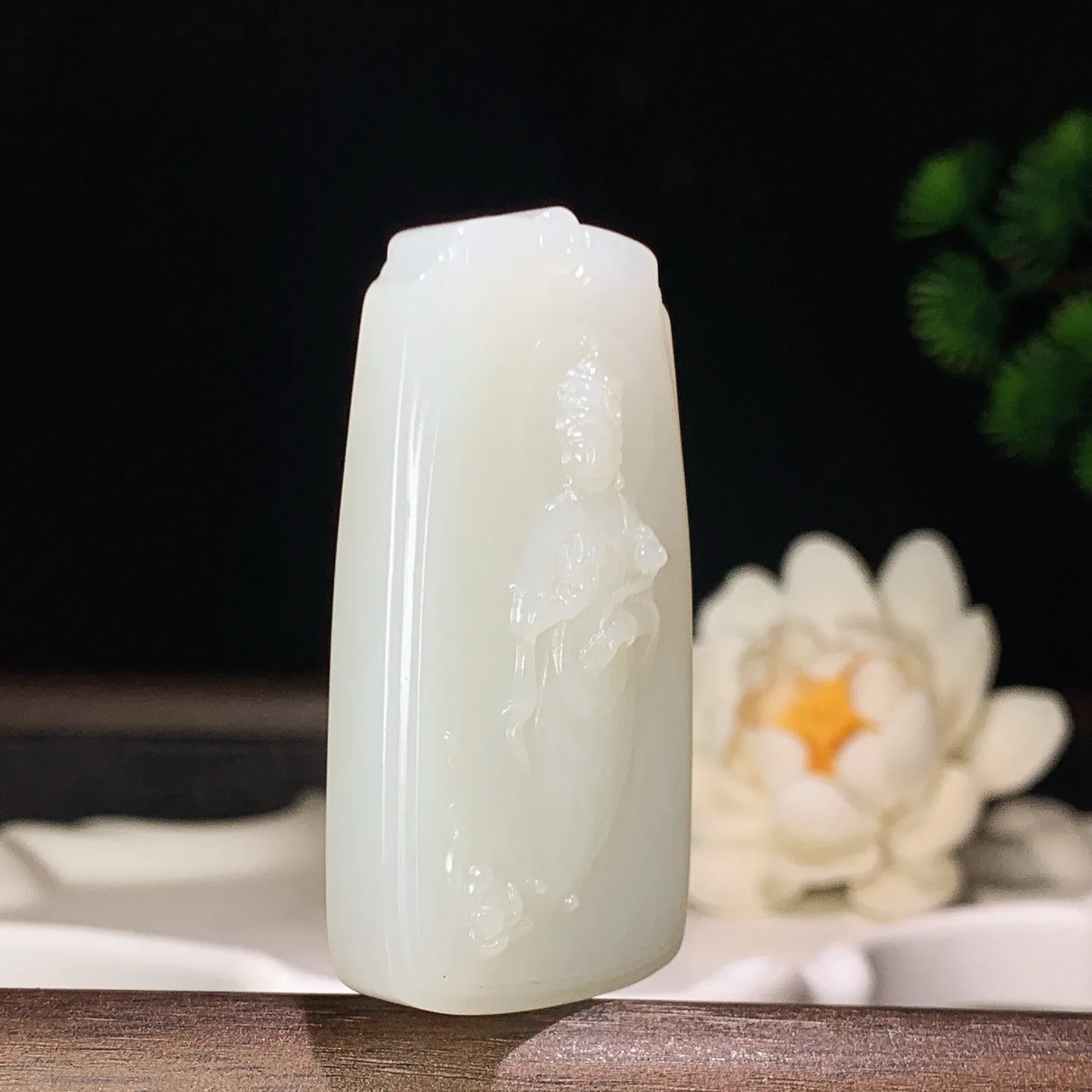 新疆和田玉羊脂白站观音挂件。尺寸54/28/10重35克 玉质细腻油润 底色纯净 脂粉好，品质好。lt260130