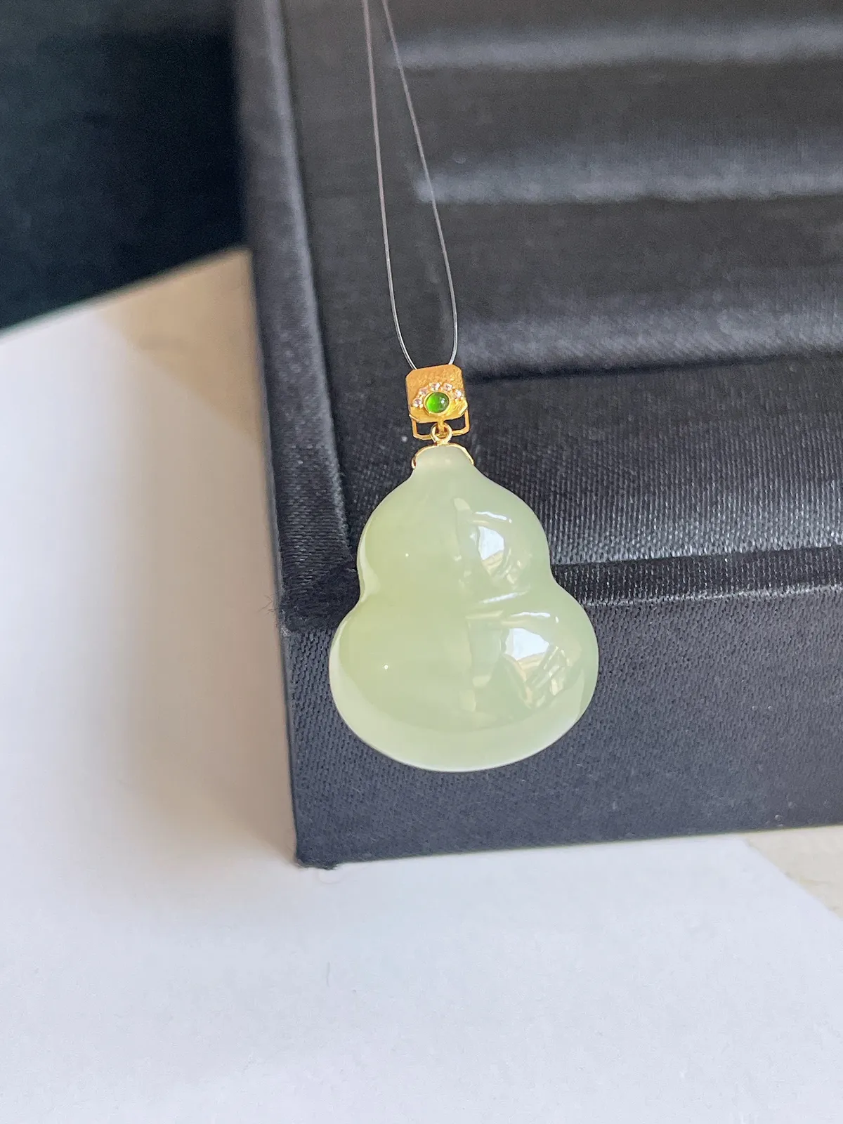 18K金扣镶嵌和田玉晴水葫芦吊坠