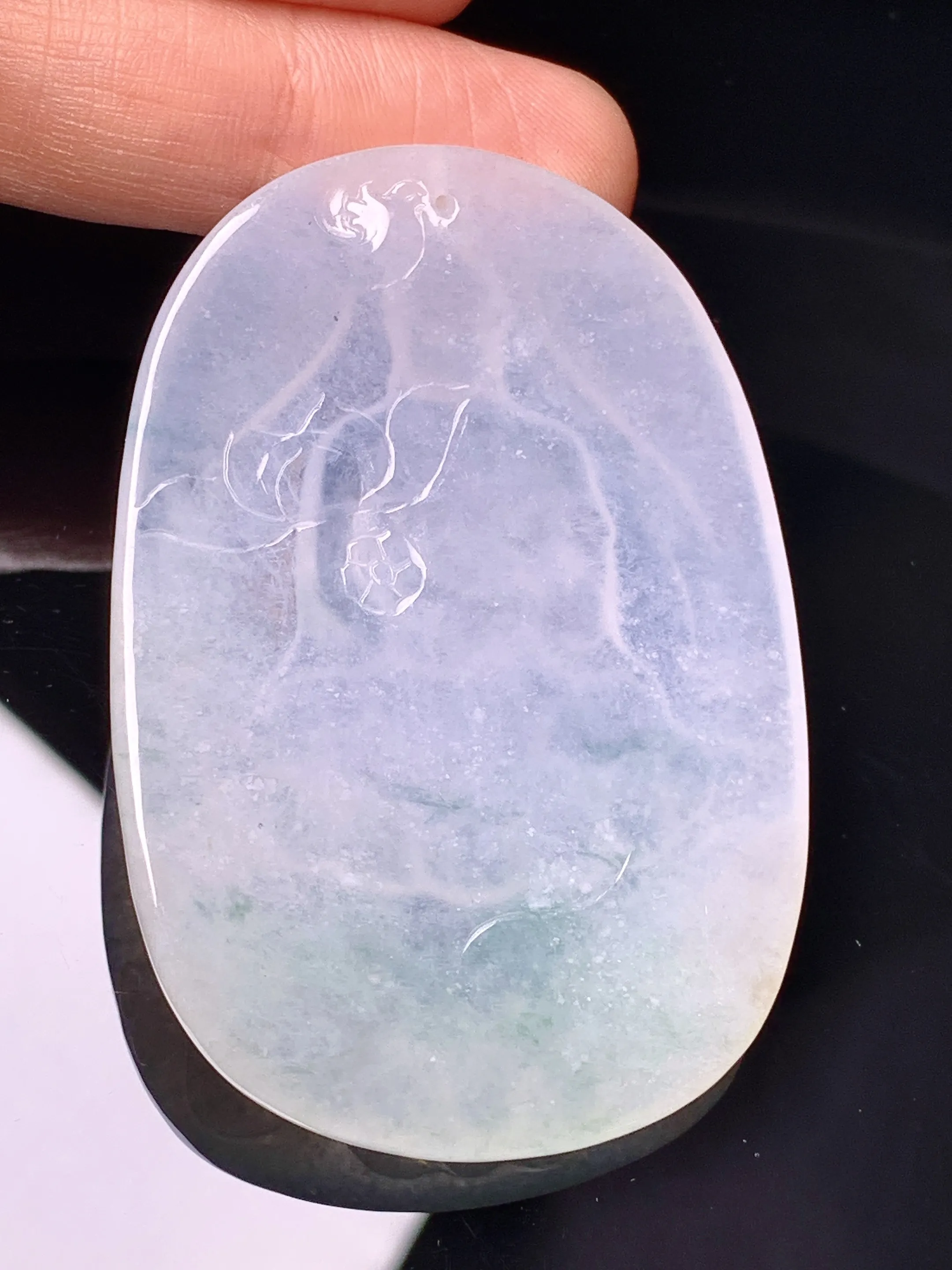 冰种大日如来佛祖吊坠 玉质细腻 色泽清新艳丽 整体尺寸57.3*39.3*5.2